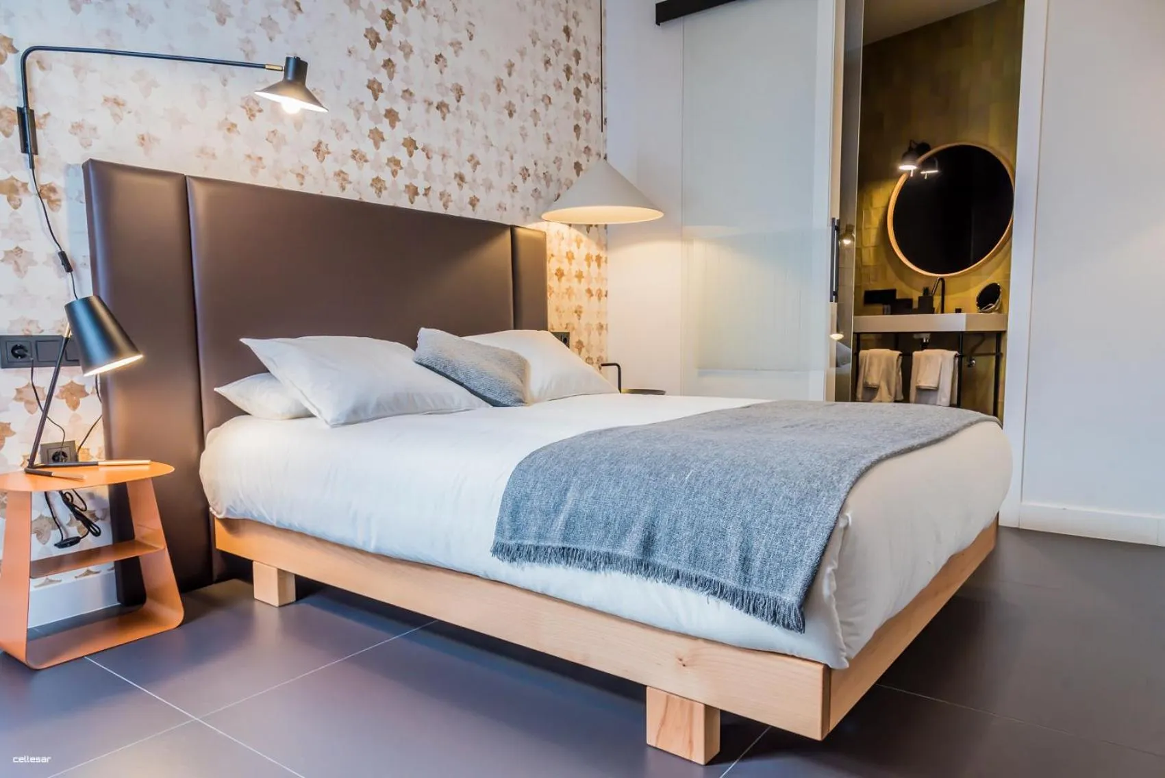 Bed in Welldone Quality - Crystal pool