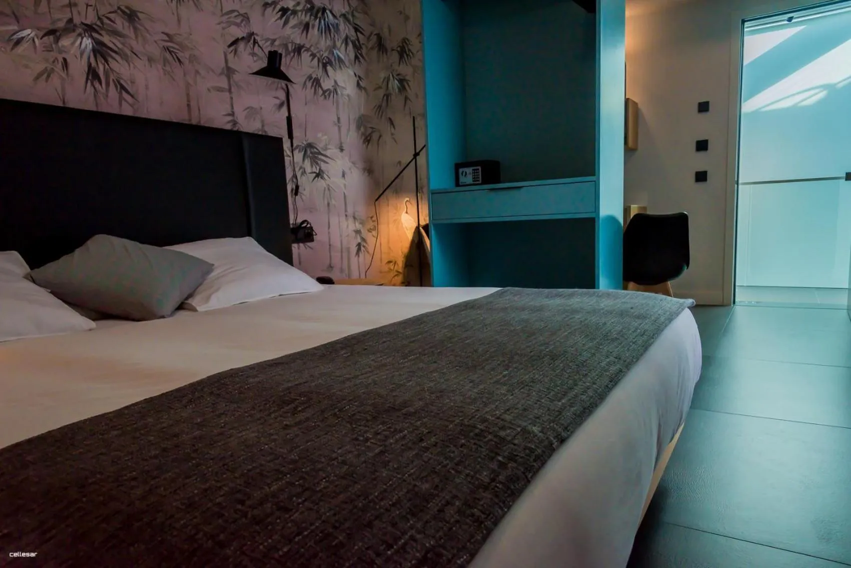 Bed in Welldone Quality - Crystal pool