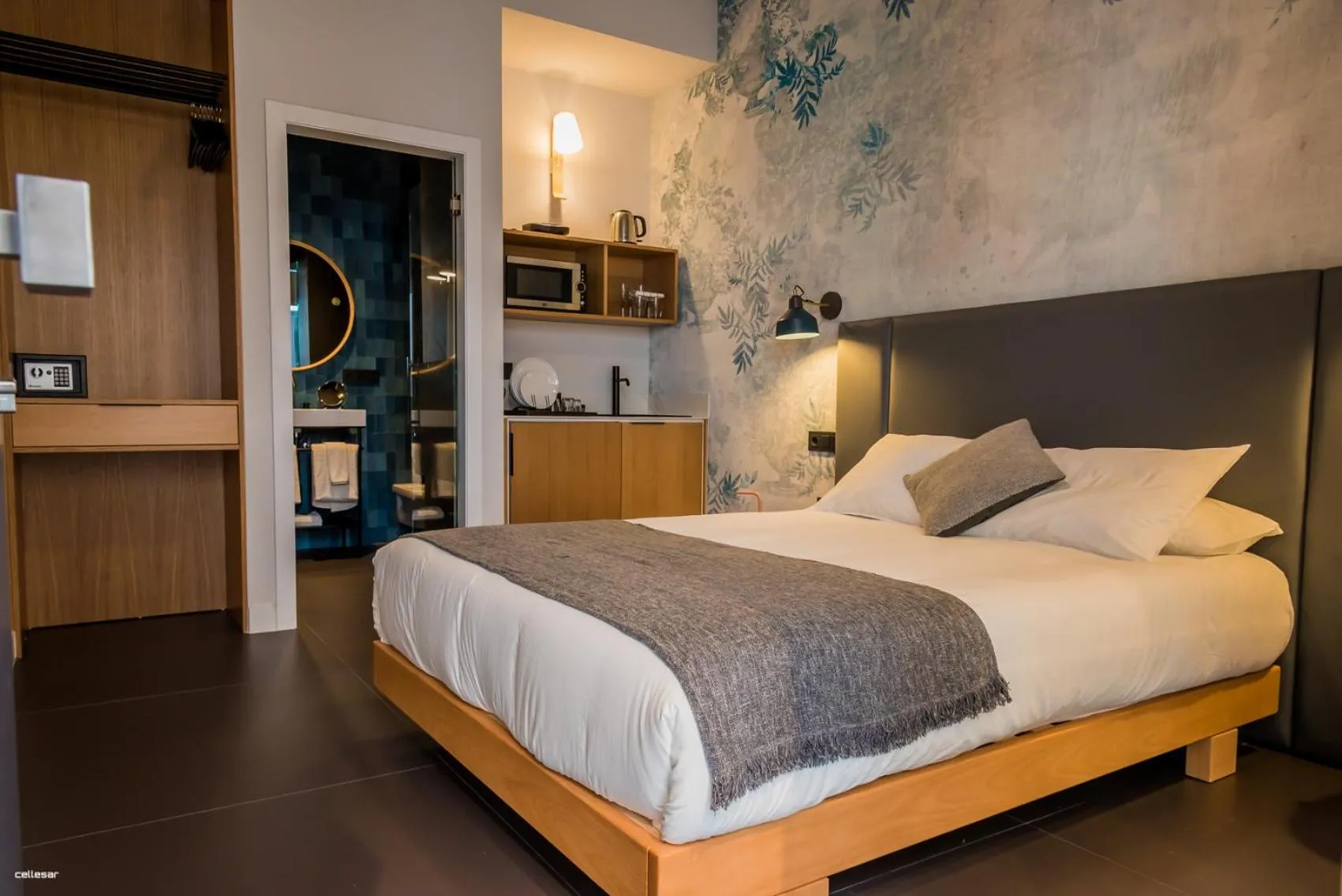 Bed in Welldone Quality - Crystal pool