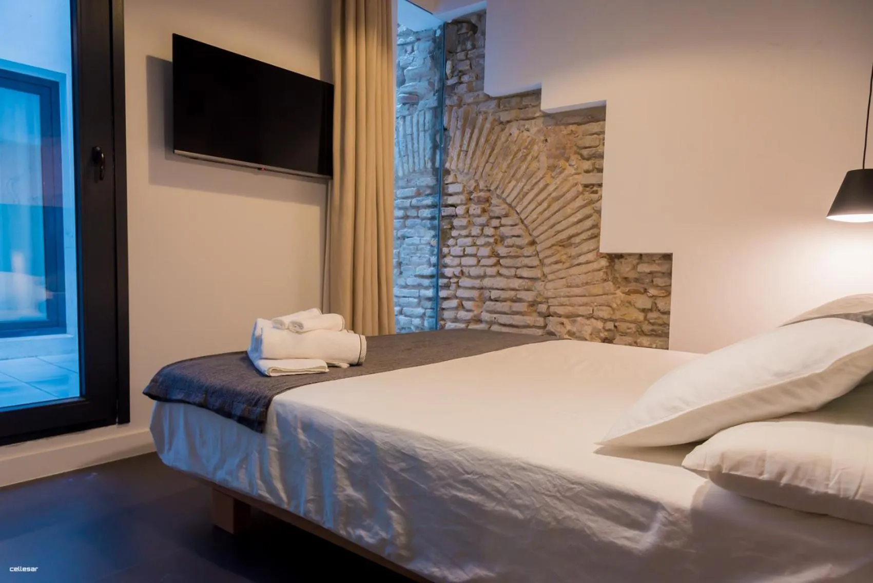 Bed in Welldone Quality - Crystal pool