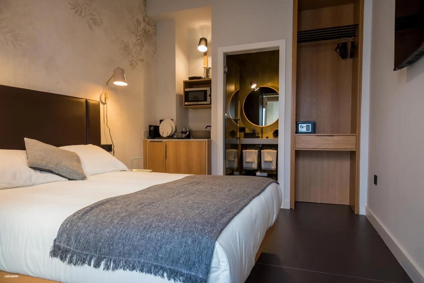 Bed in Welldone Quality - Crystal pool