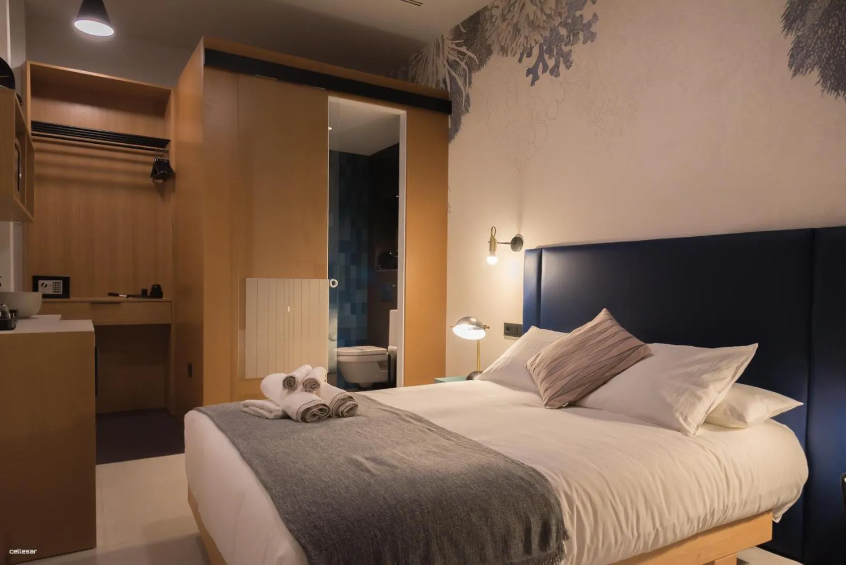 Bed in Welldone Quality - Crystal pool