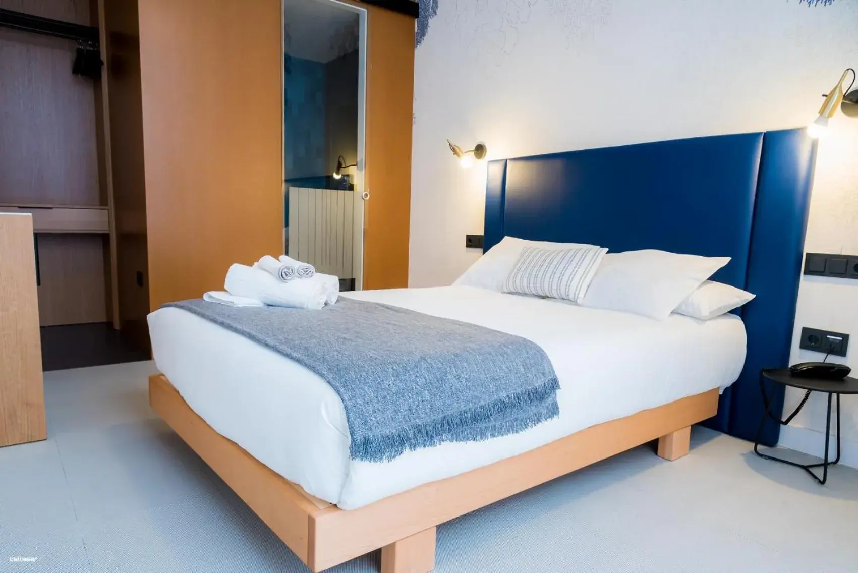 Bed in Welldone Quality - Crystal pool Bed in Welldone Quality - Crystal pool