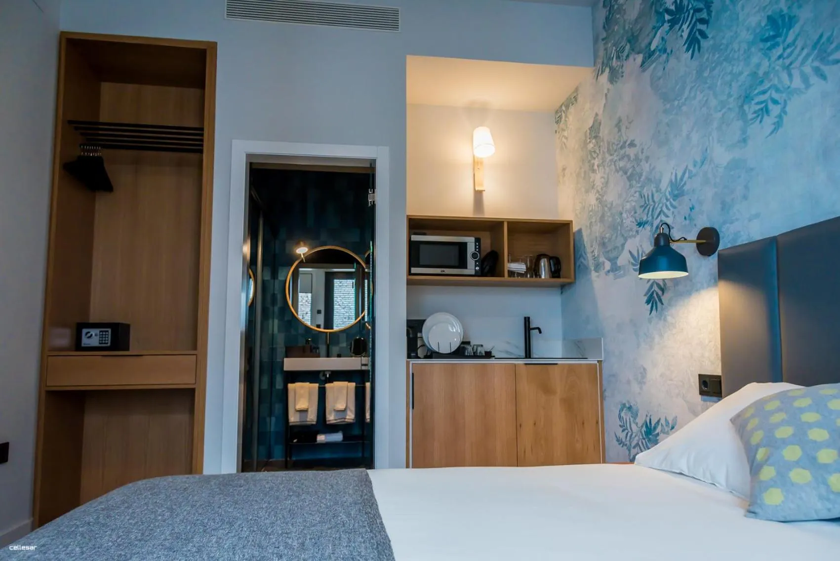 Bed in Welldone Quality - Crystal pool