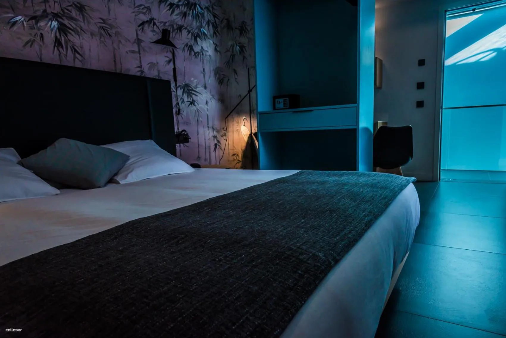 Bed in Welldone Quality - Crystal pool