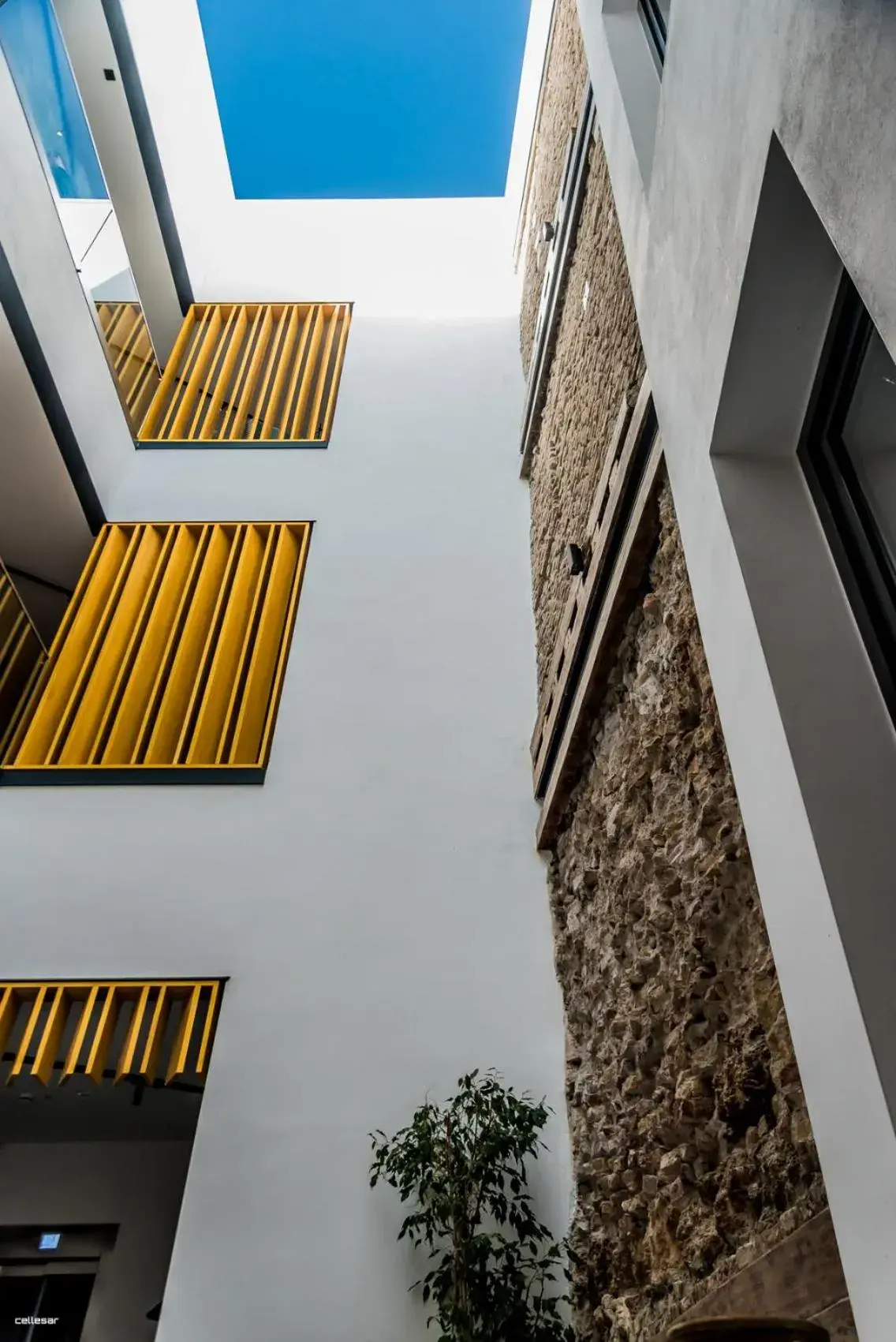 Property building in Welldone Quality - Crystal pool Property building in Welldone Quality - Crystal pool
