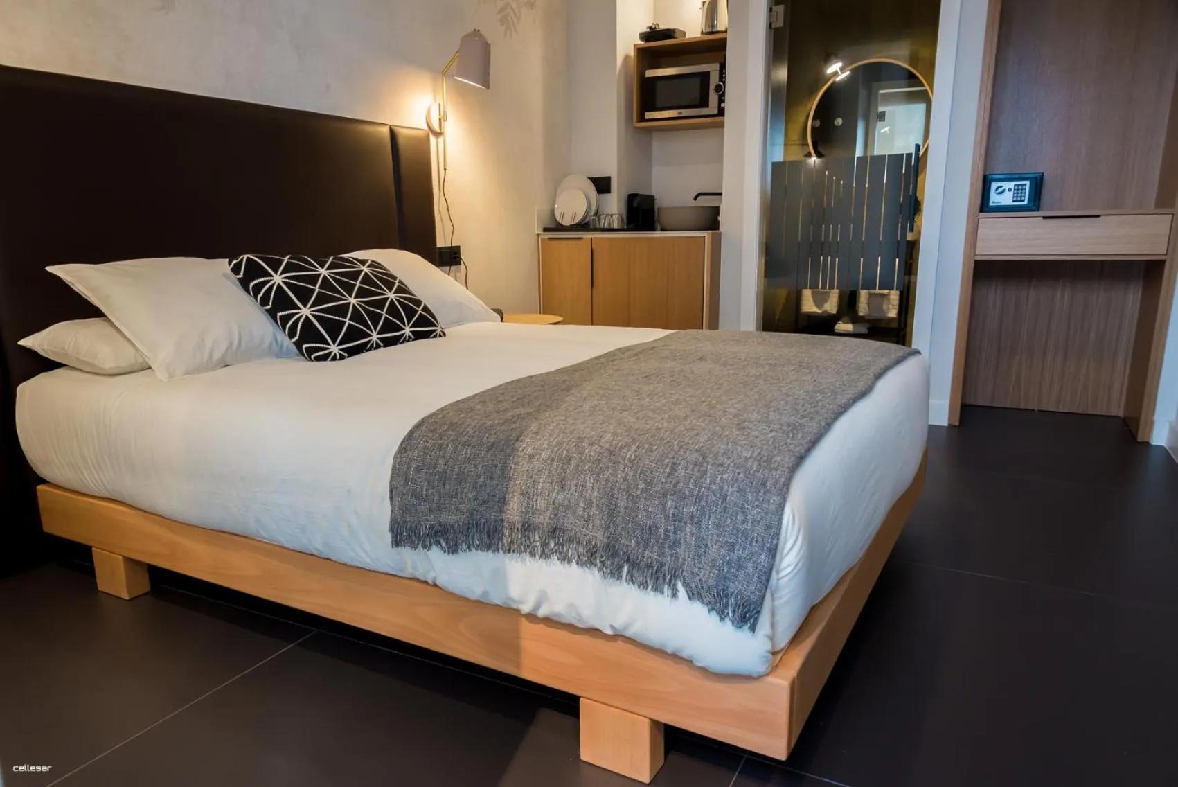 Bed in Welldone Quality - Crystal pool