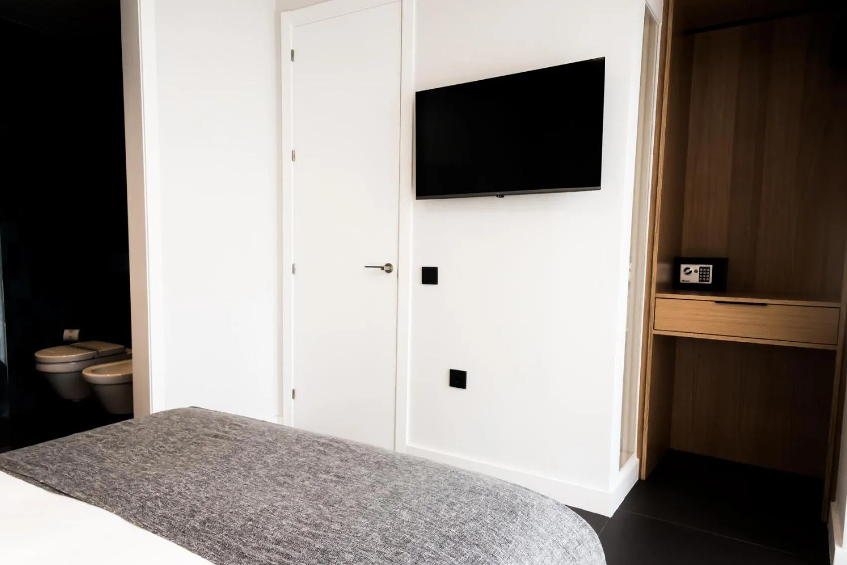 Bed in Welldone Quality - Crystal pool