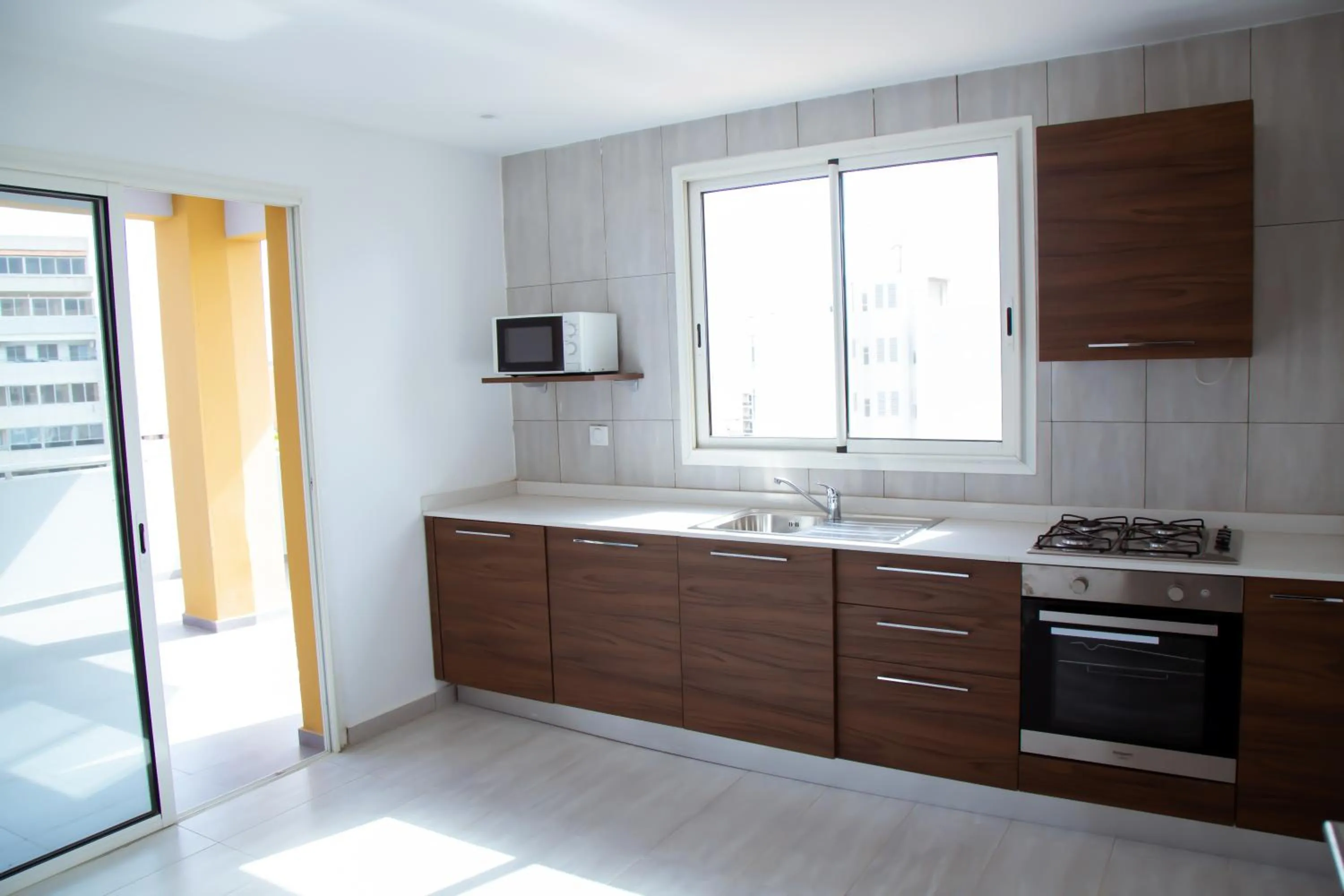 Kitchen or kitchenette in Le Ndiambour Hôtel et Résidence