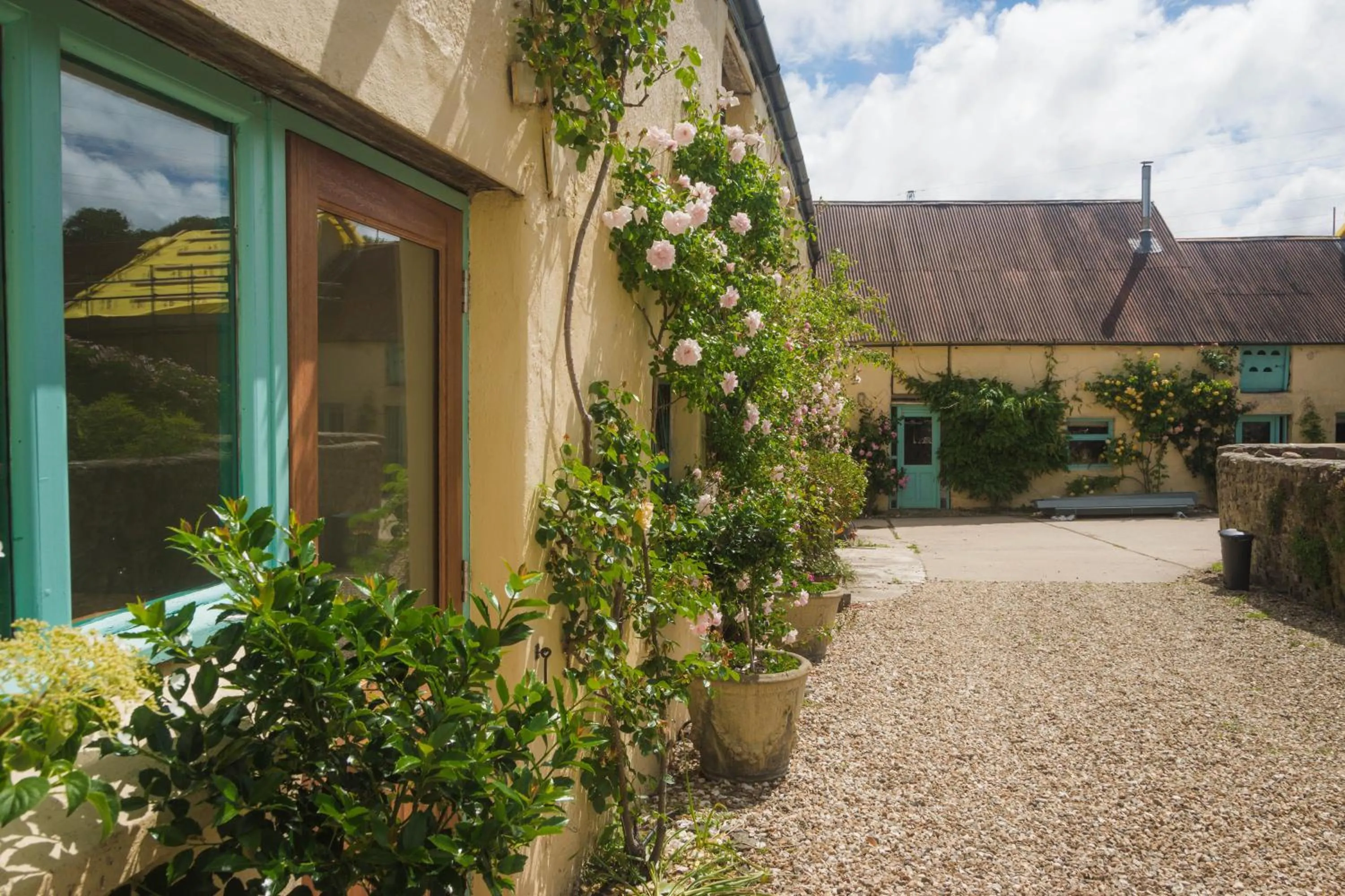 Property building in Hollamoor Farm