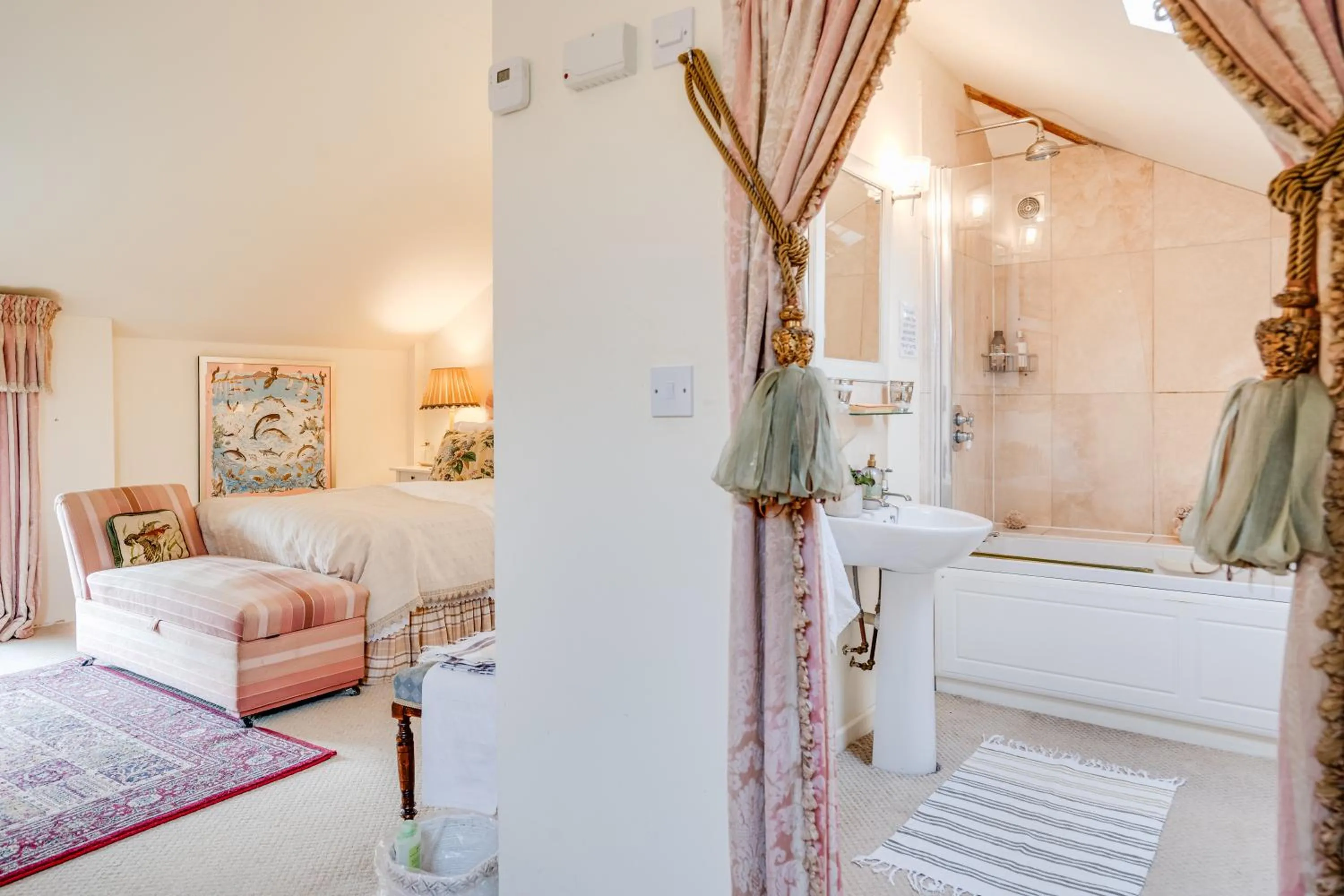 Bedroom, Bed in Hollamoor Farm