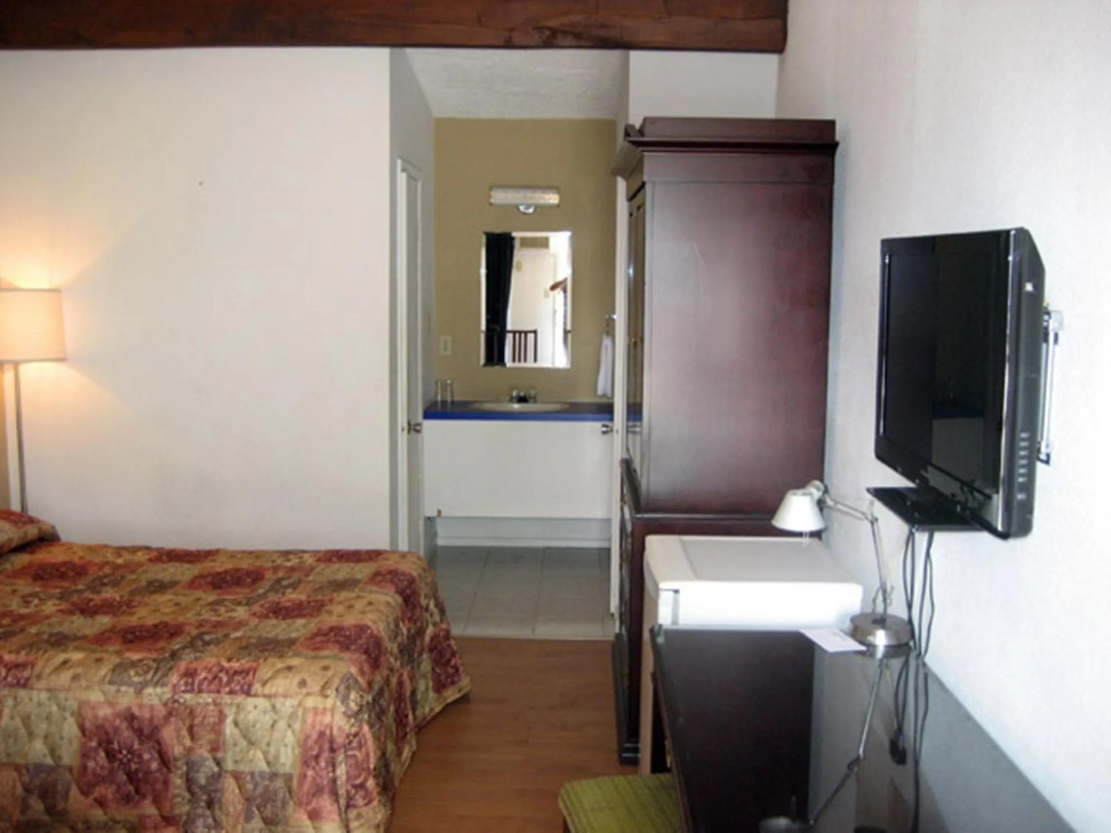 Photo of the whole room, Bed in Motel Iberville