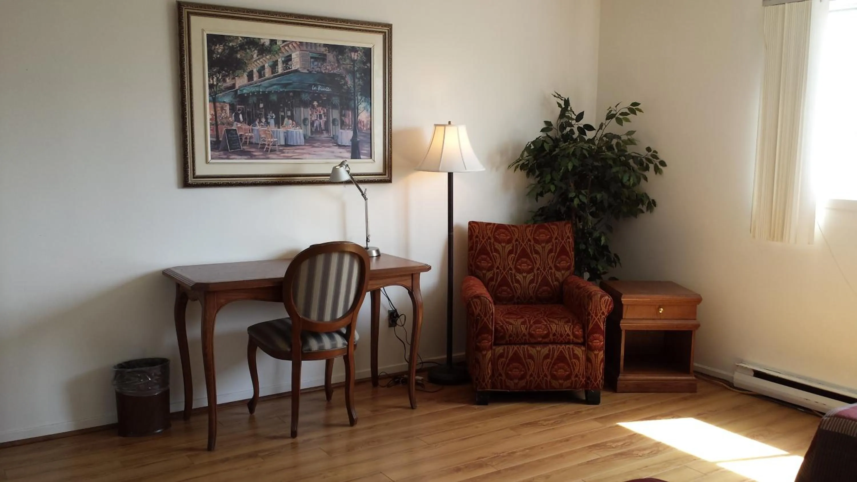 Seating area in Motel Iberville