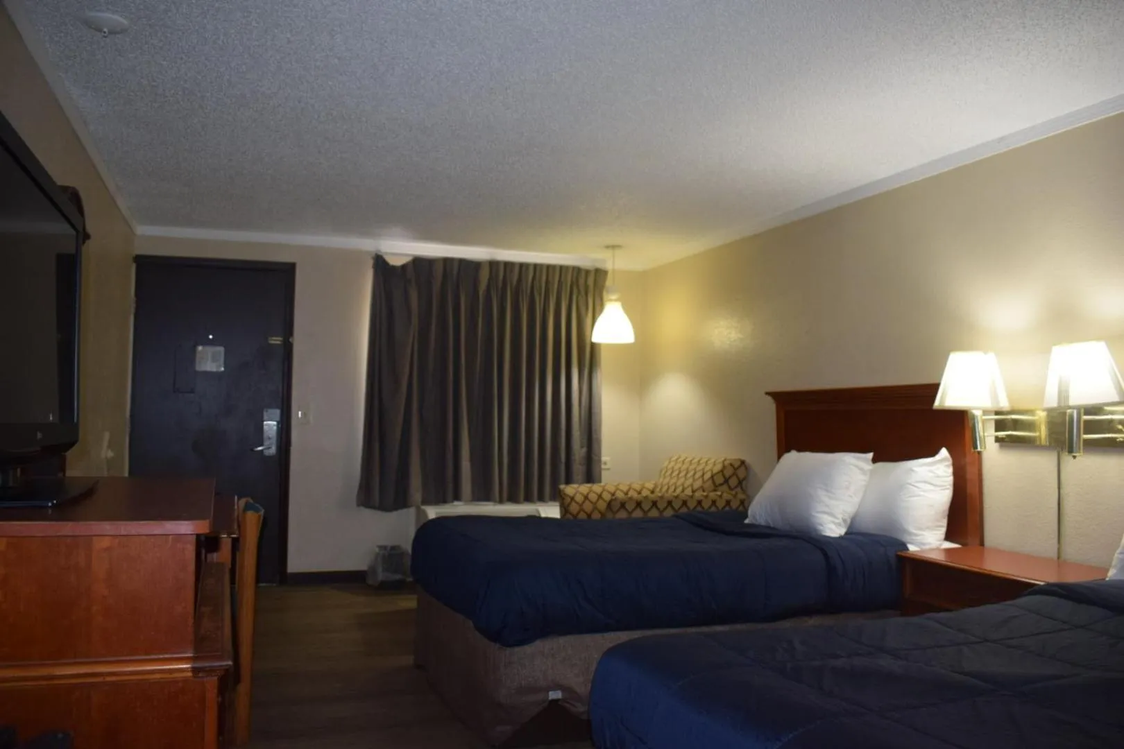 Bed in Knights Inn Farmington Hills