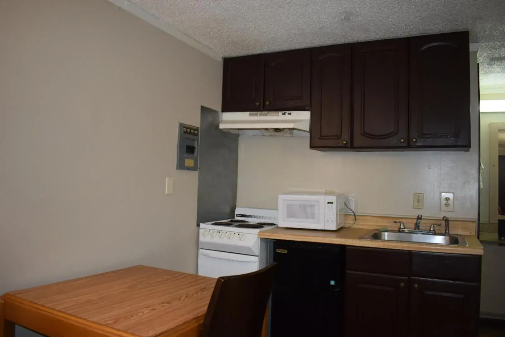 Kitchen/Kitchenette in Knights Inn Farmington Hills