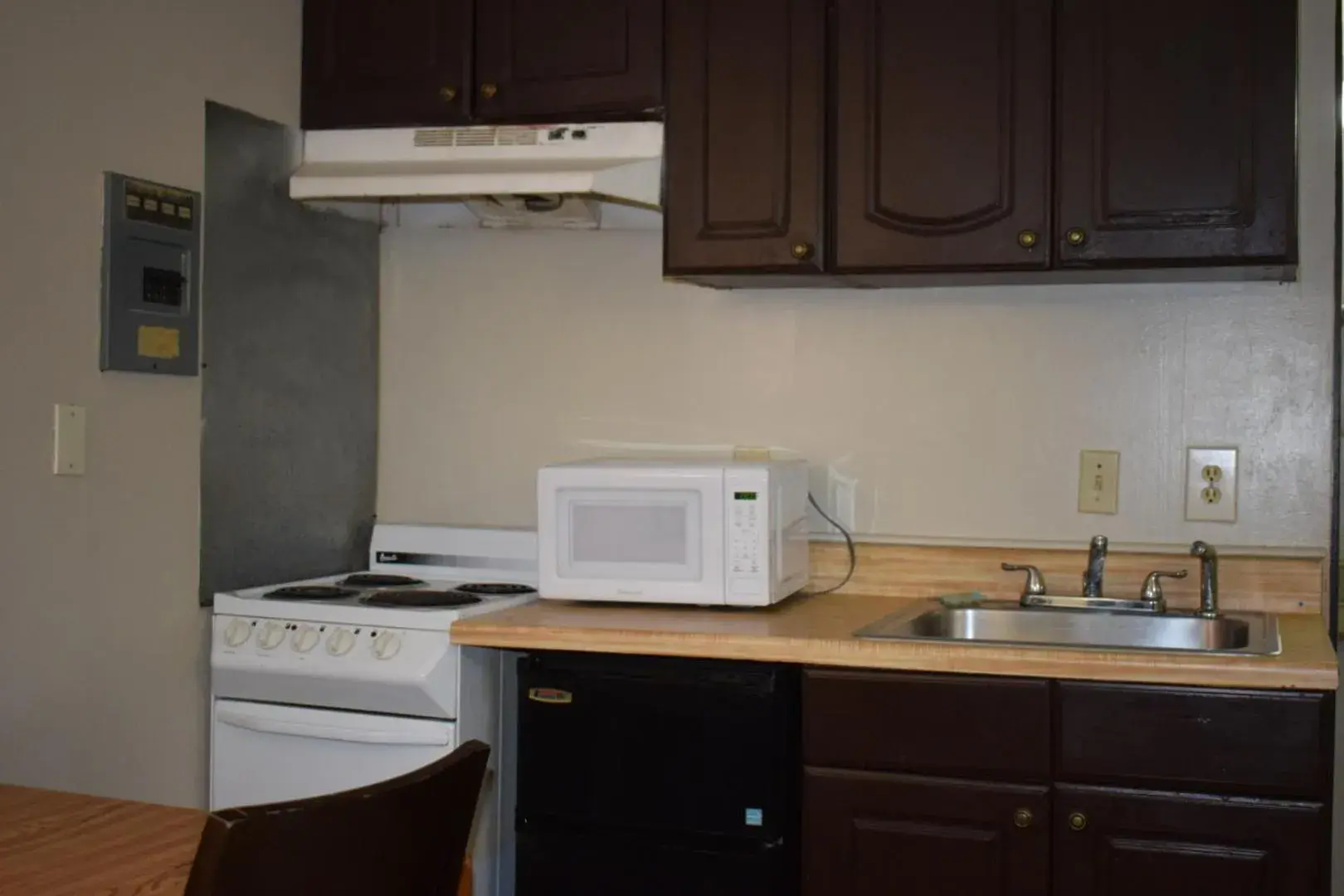 Kitchen/Kitchenette in Knights Inn Farmington Hills