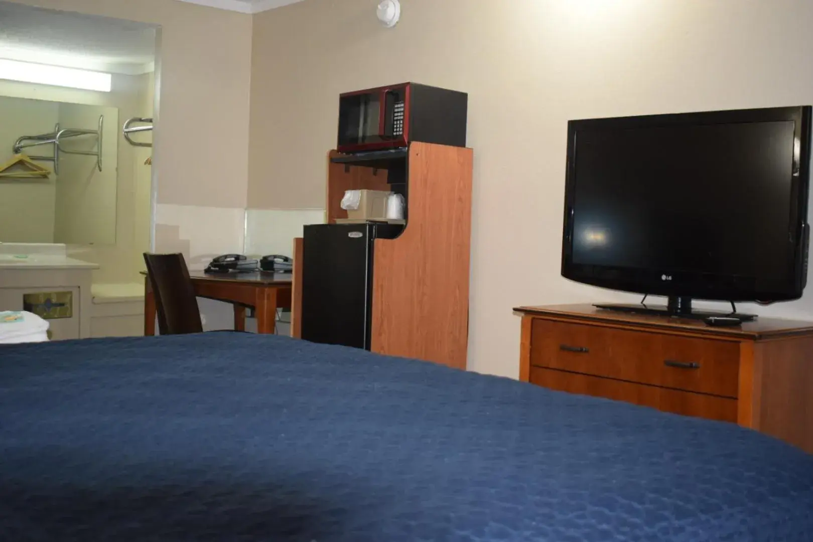 Bed, TV/Entertainment Center in Knights Inn Farmington Hills