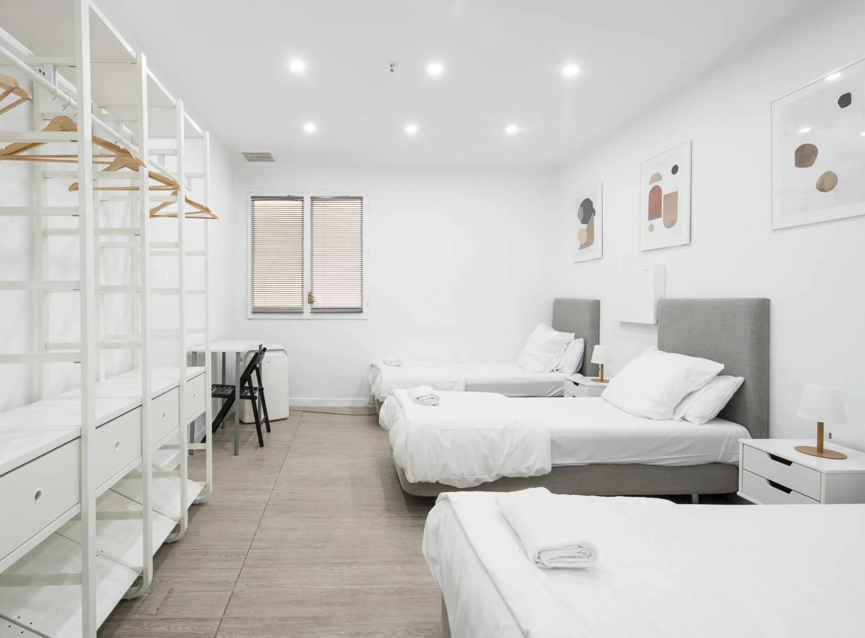 Photo of the whole room, Bed in No Limit Barcelona Central