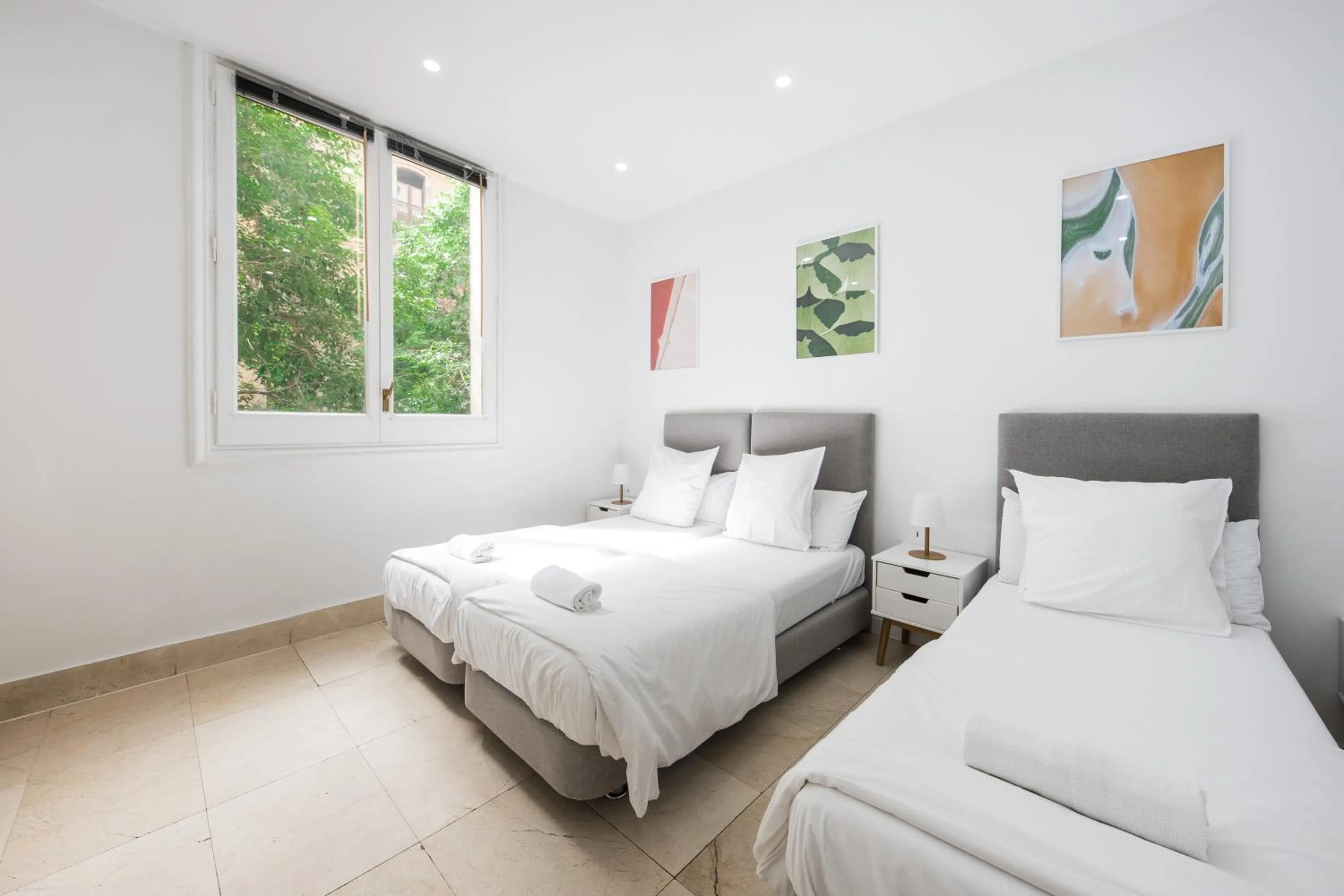 Photo of the whole room, Bed in No Limit Barcelona Central