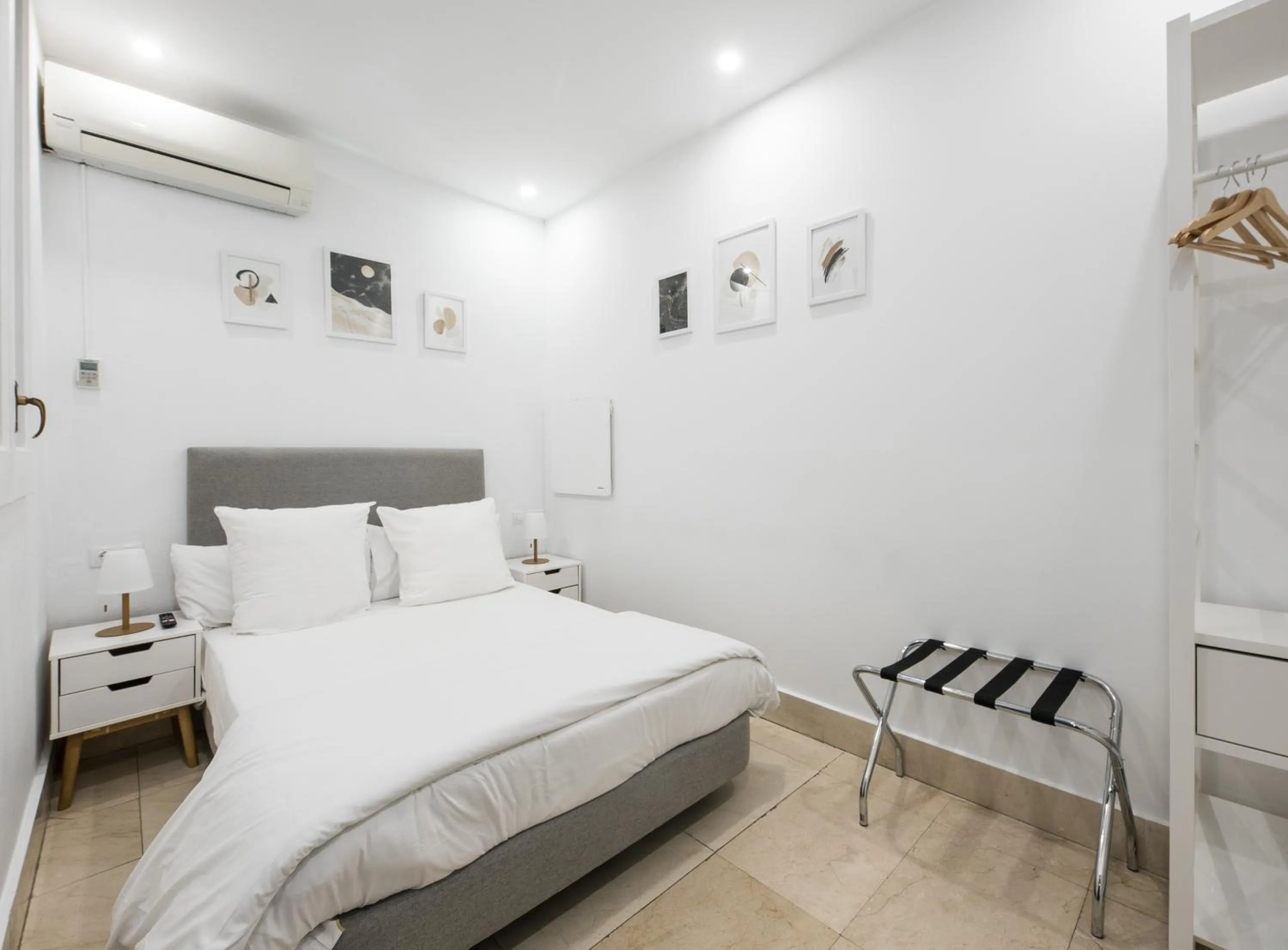 Photo of the whole room, Bed in No Limit Barcelona Central