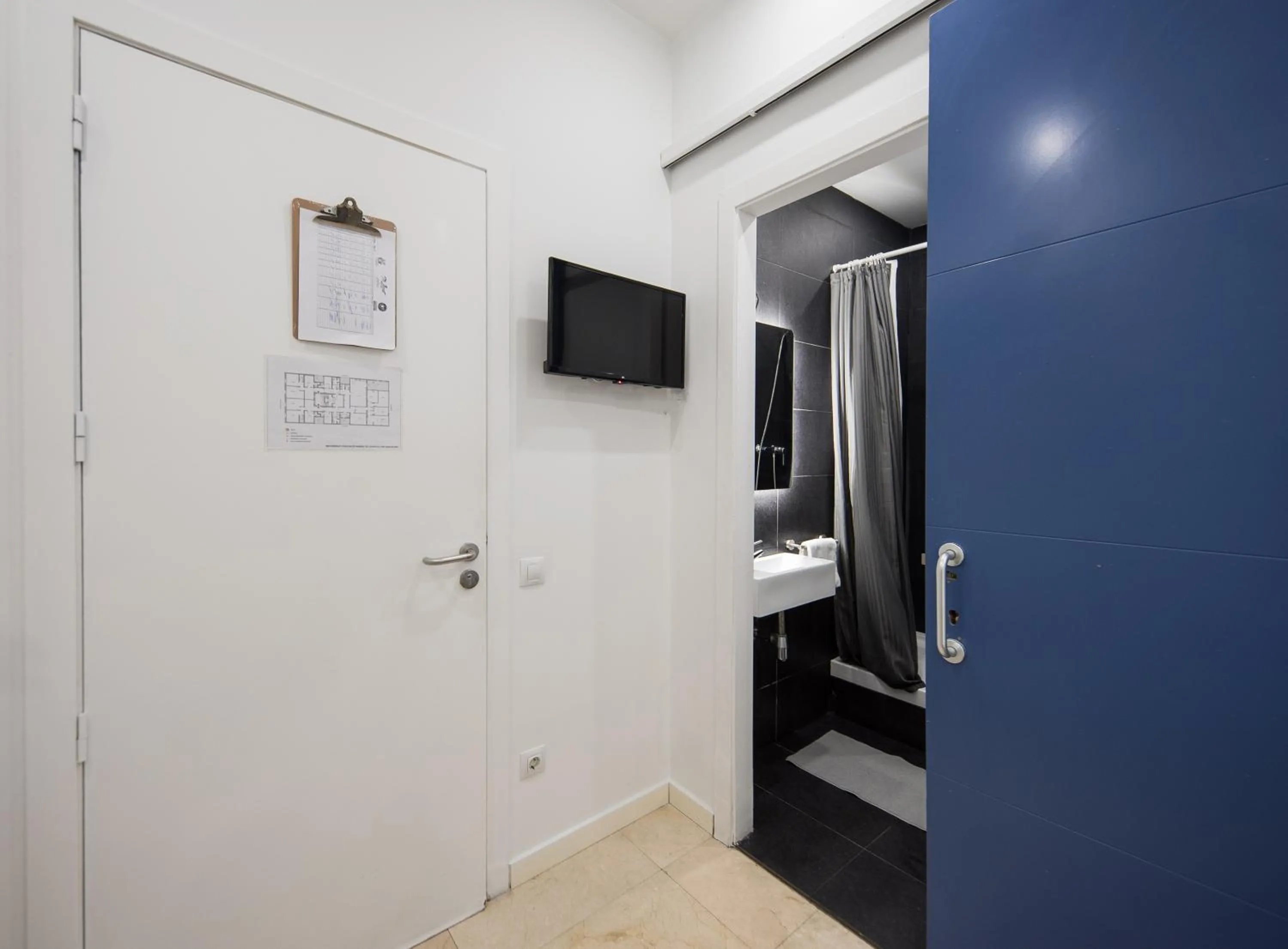 Bathroom, Bed in No Limit Barcelona Central