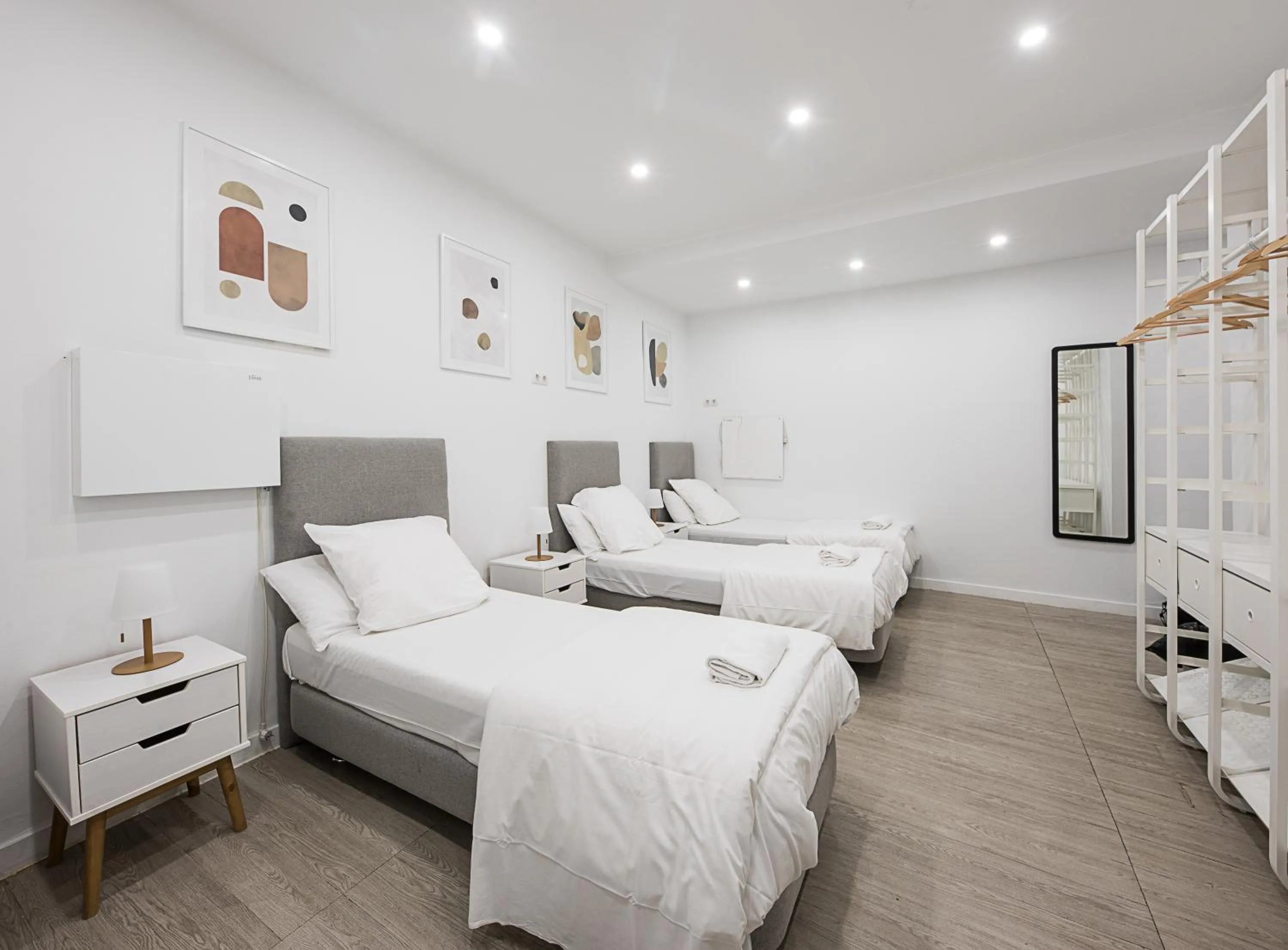 Photo of the whole room, Bed in No Limit Barcelona Central