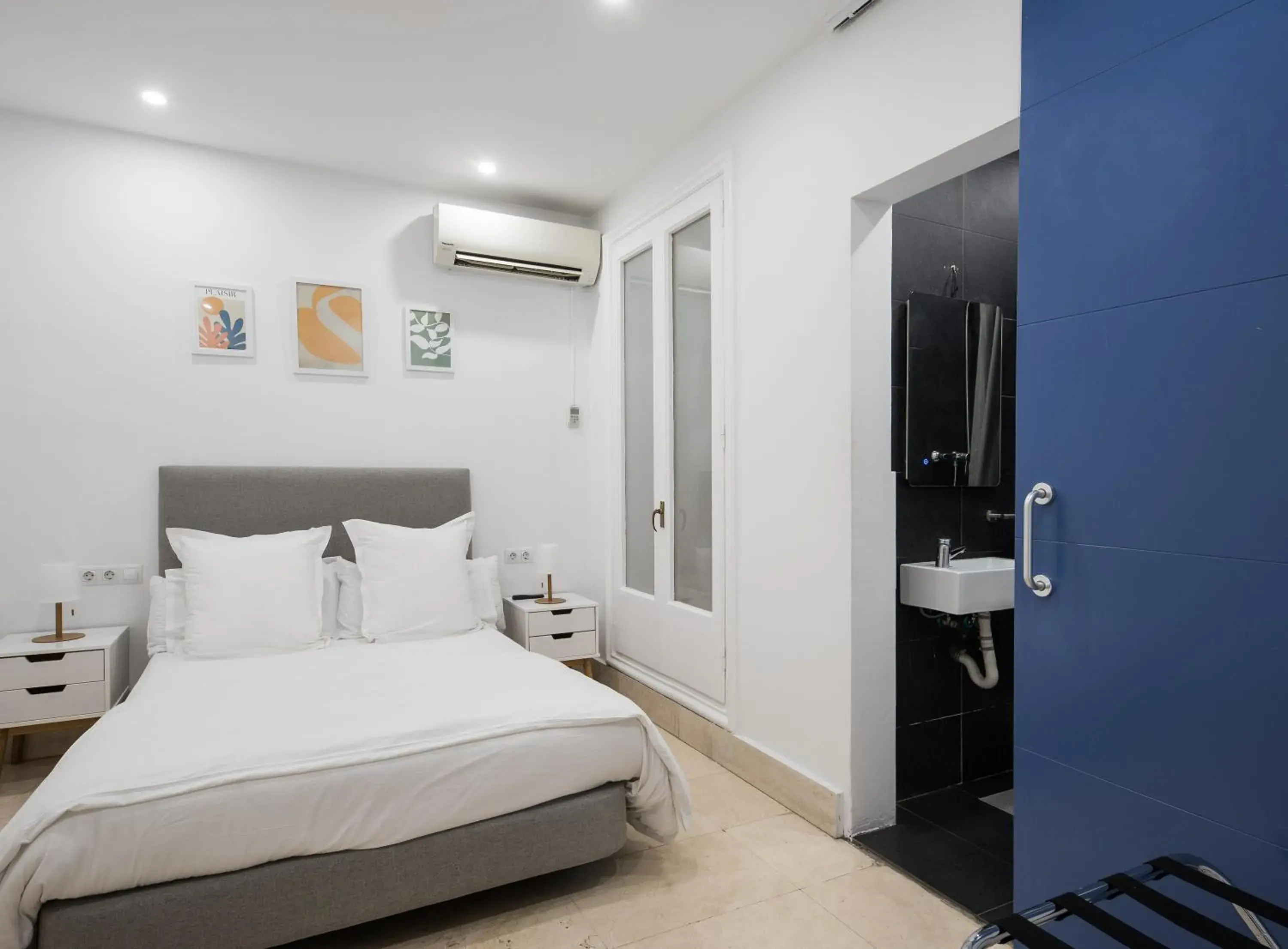 Photo of the whole room, Bed in No Limit Barcelona Central Photo of the whole room, Bed in No Limit Barcelona Central