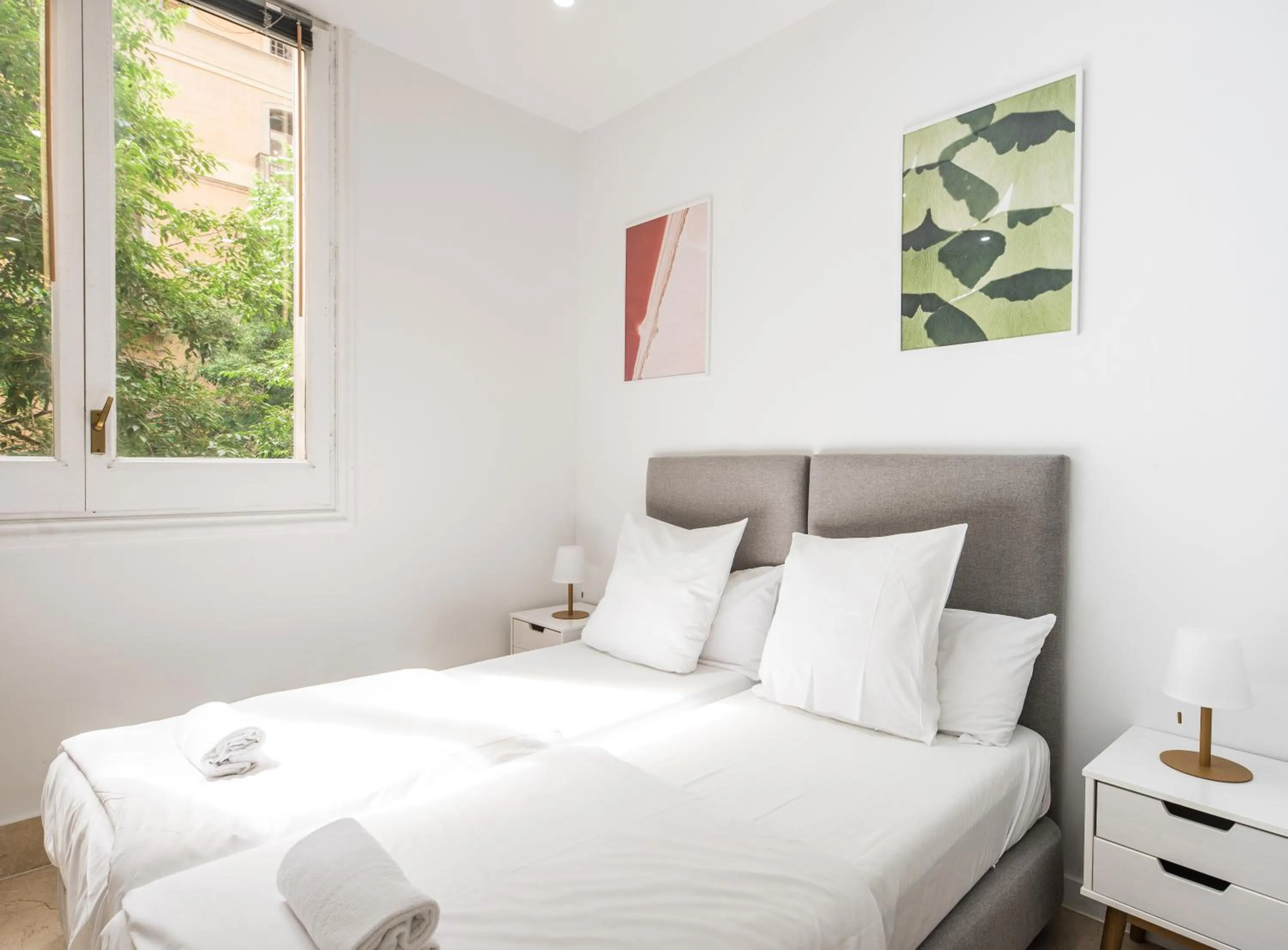 Photo of the whole room, Bed in No Limit Barcelona Central