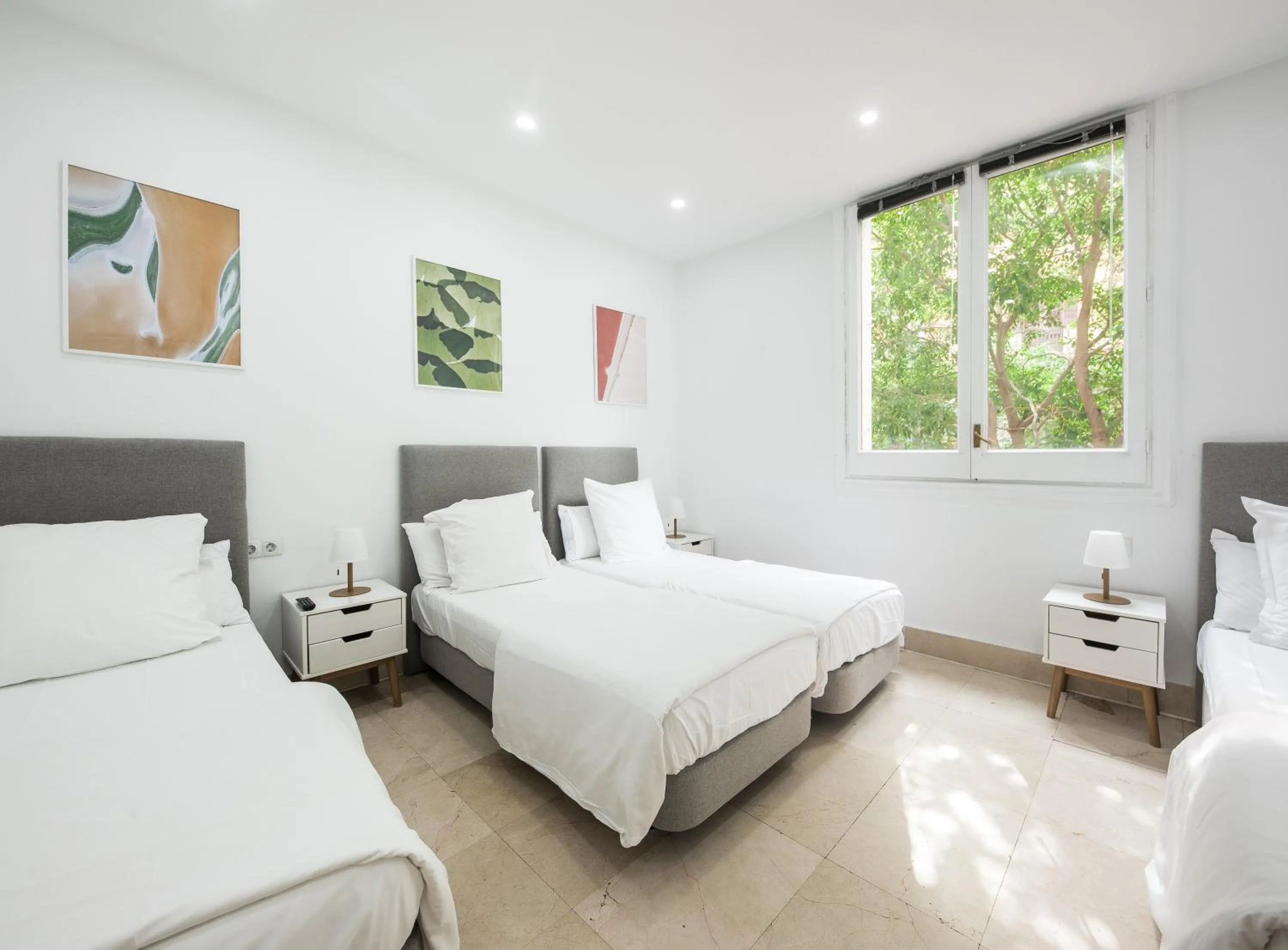 Photo of the whole room, Bed in No Limit Barcelona Central