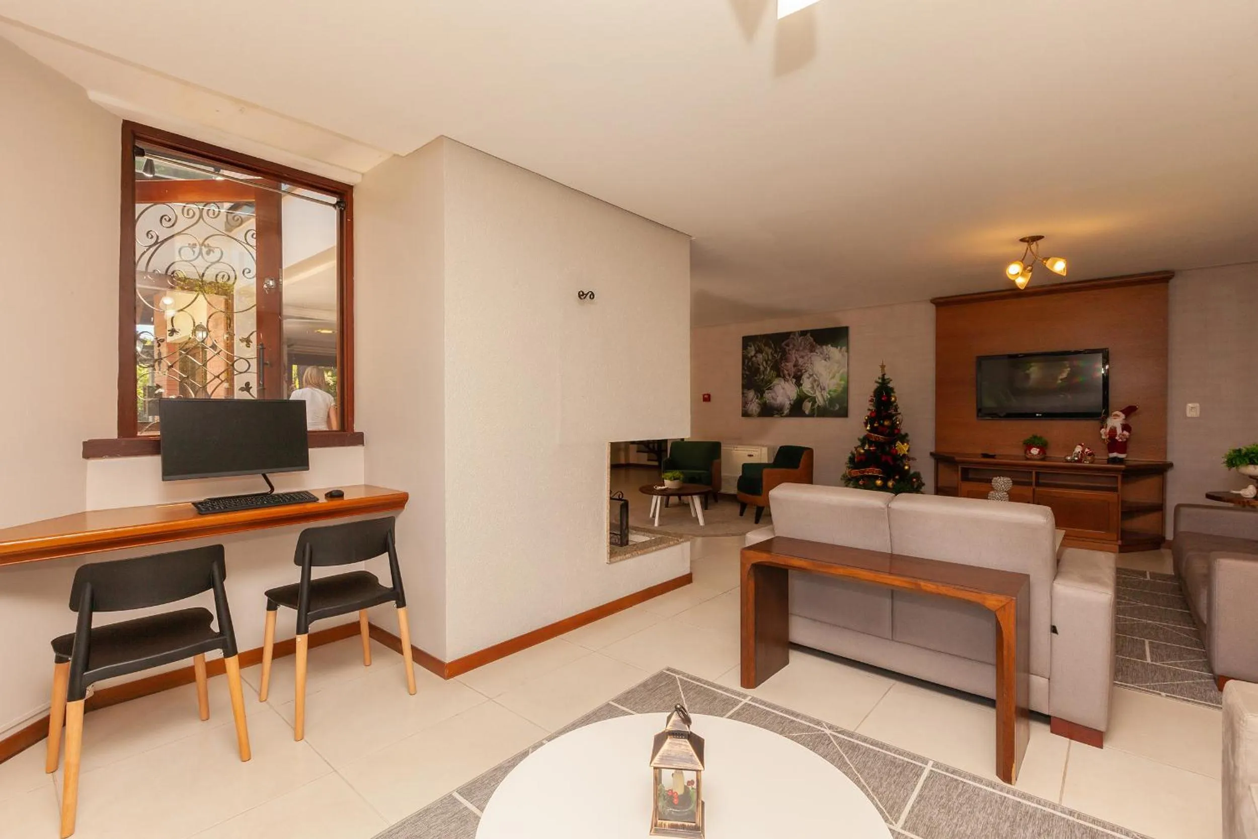 Communal lounge/ TV room in Tri Hotel Lago Gramado