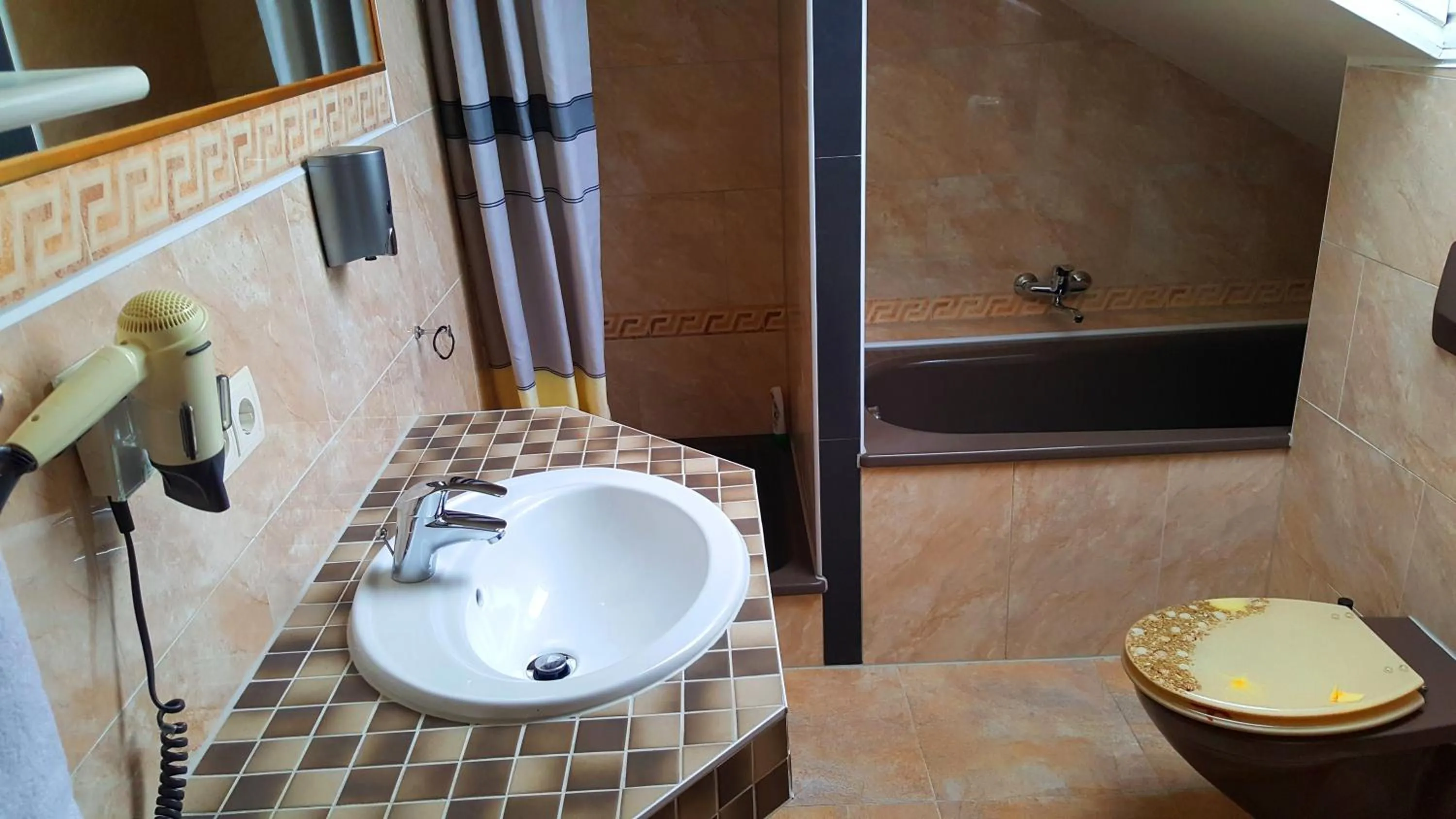 Photo of the whole room in City Central Promenade