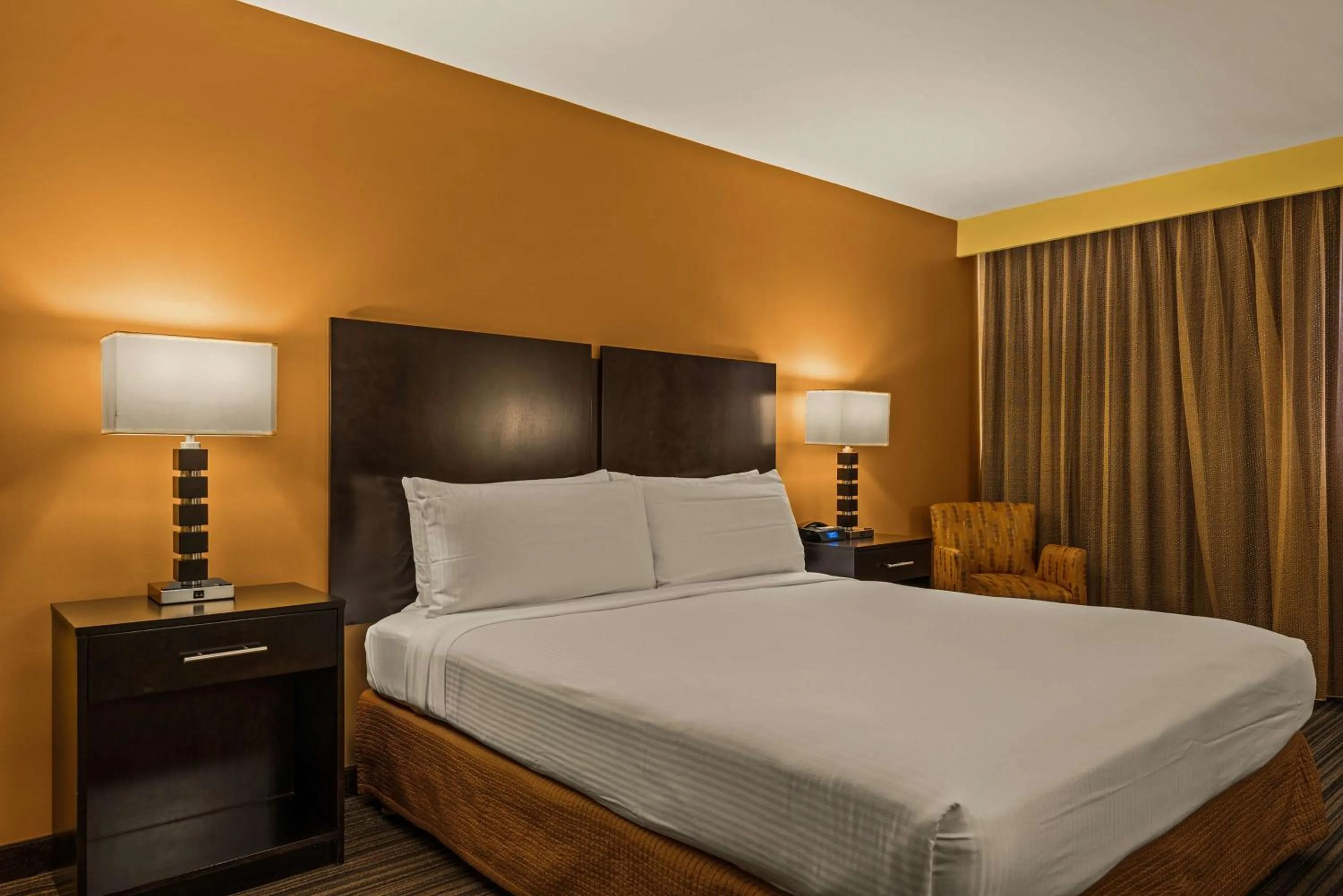 Bedroom, Bed in Best Western The Plaza Hotel Honolulu Airport - Free Breakfast