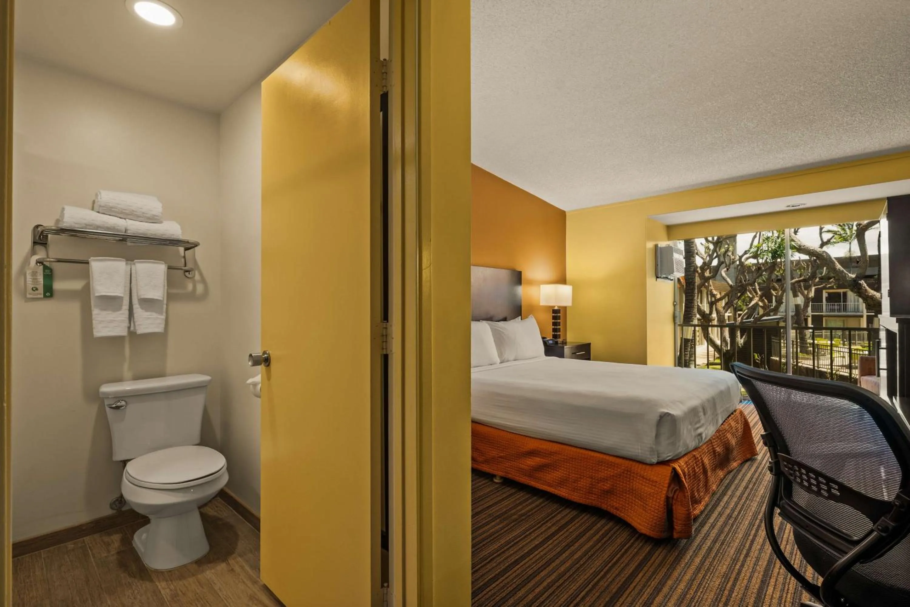 Bedroom, Bed in Best Western The Plaza Hotel Honolulu Airport - Free Breakfast