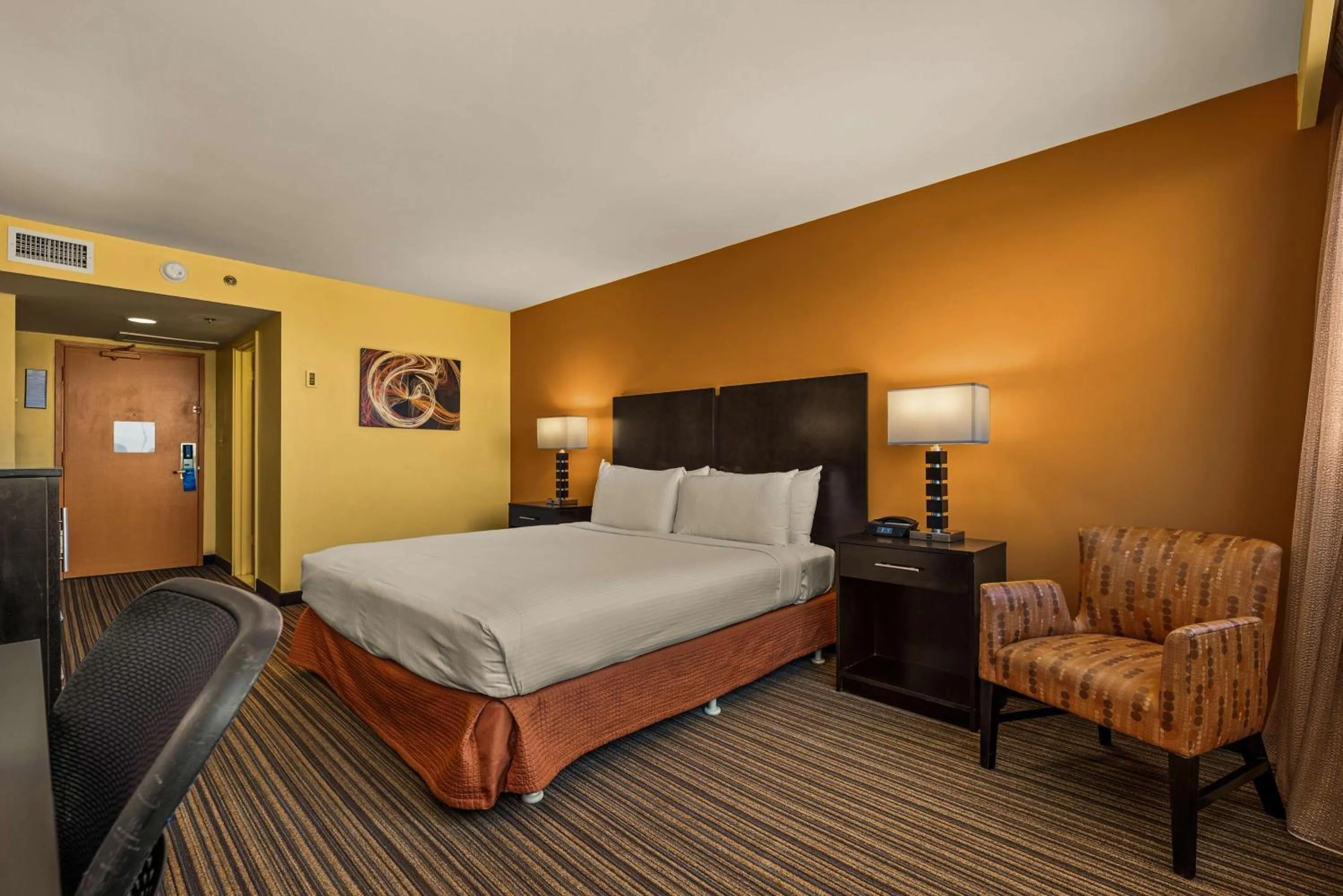 Bedroom, Bed in Best Western The Plaza Hotel Honolulu Airport - Free Breakfast