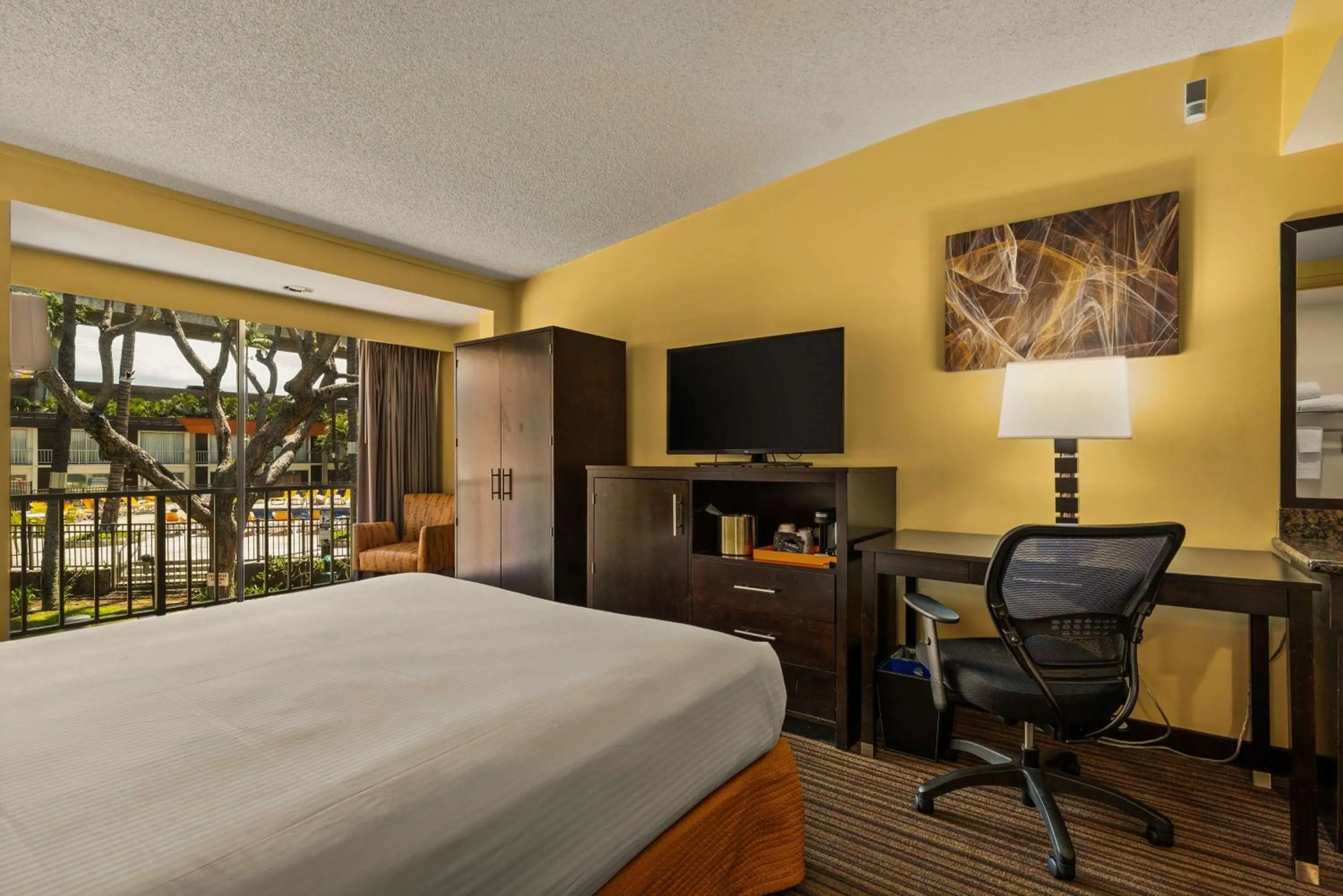 Bedroom, Bed in Best Western The Plaza Hotel Honolulu Airport - Free Breakfast