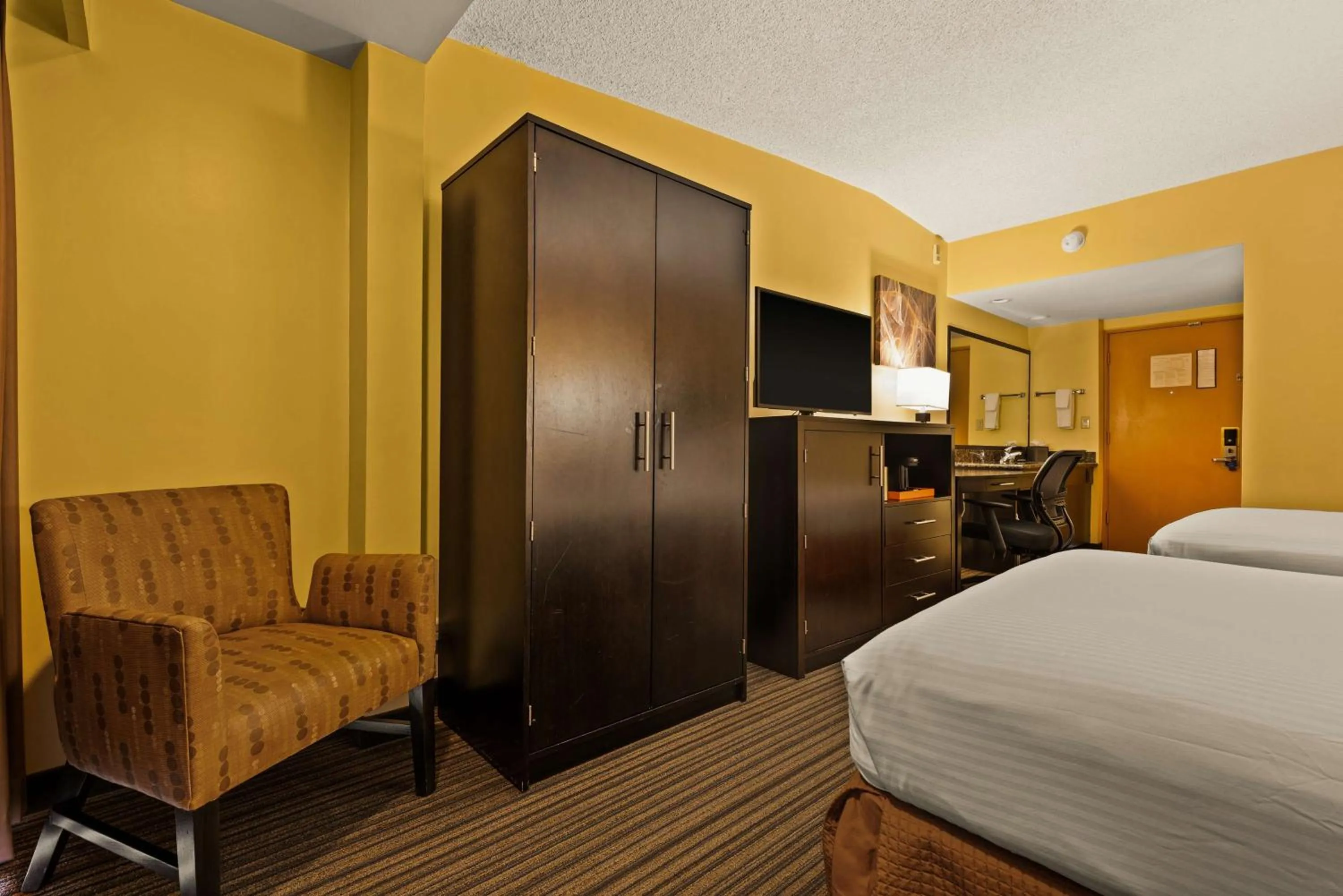 Bedroom, Bed in Best Western The Plaza Hotel Honolulu Airport - Free Breakfast