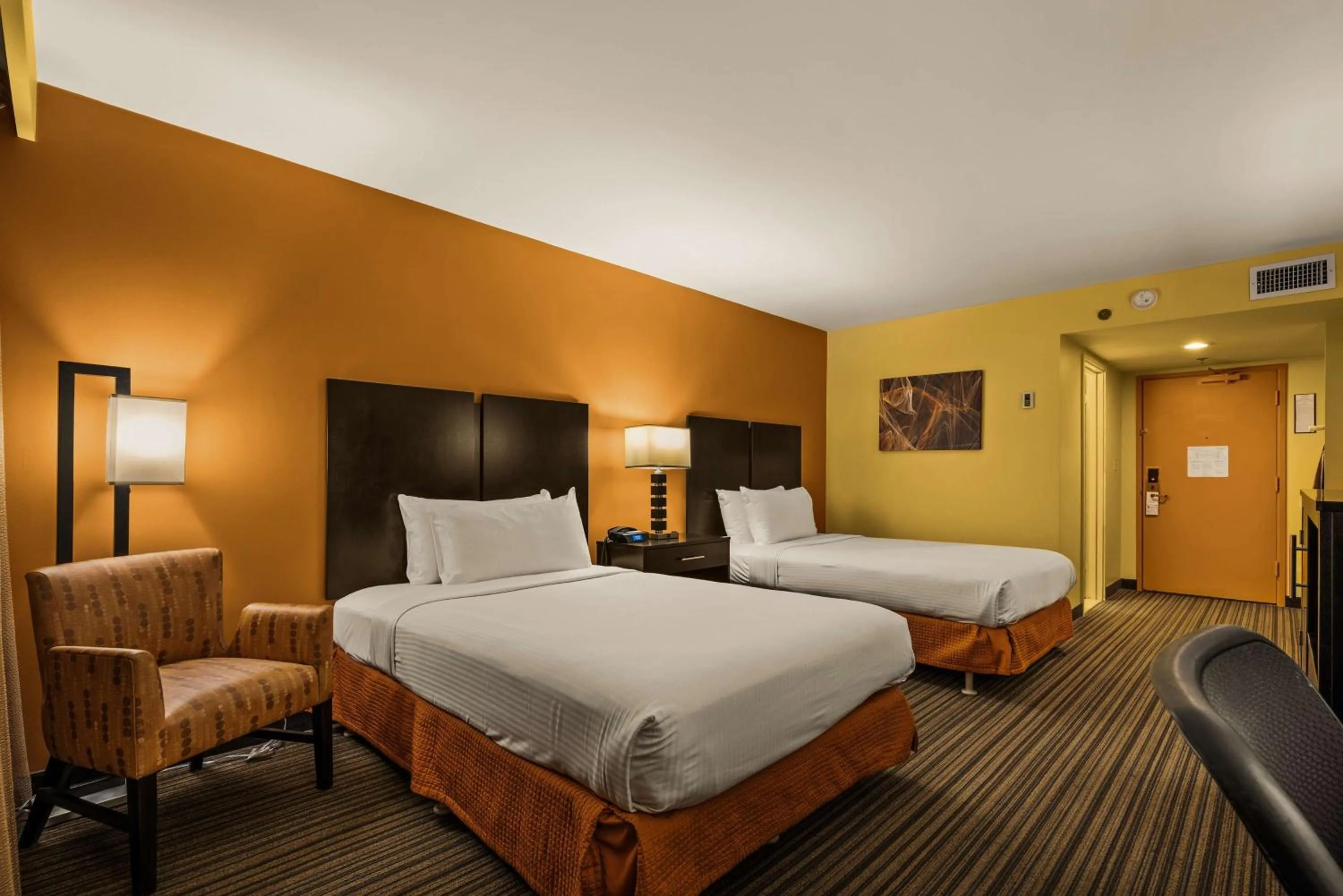 Bedroom, Bed in Best Western The Plaza Hotel Honolulu Airport - Free Breakfast