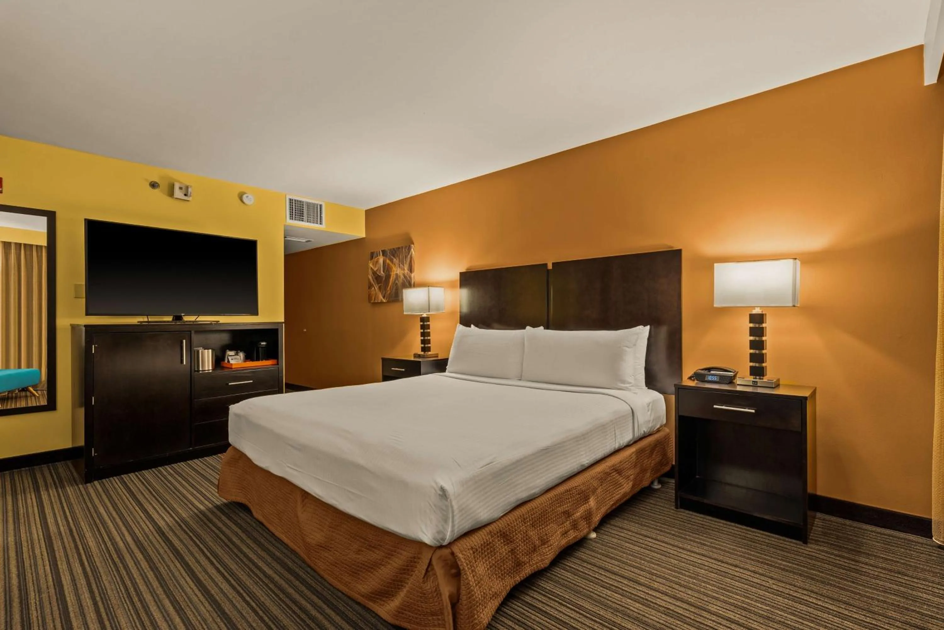 Bedroom, Bed in Best Western The Plaza Hotel Honolulu Airport - Free Breakfast