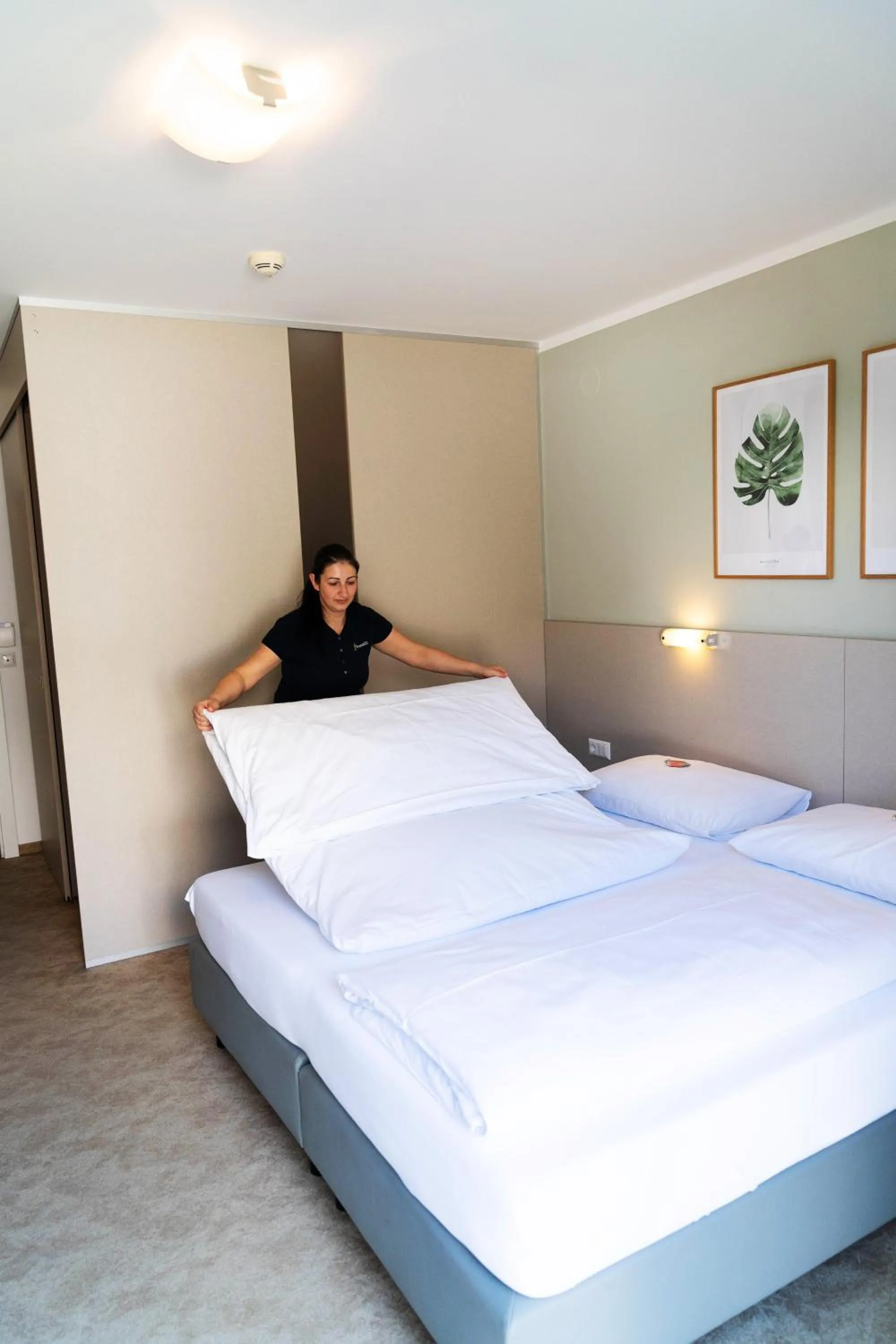 room service, Bed in motel22 Parkplatz inklusive