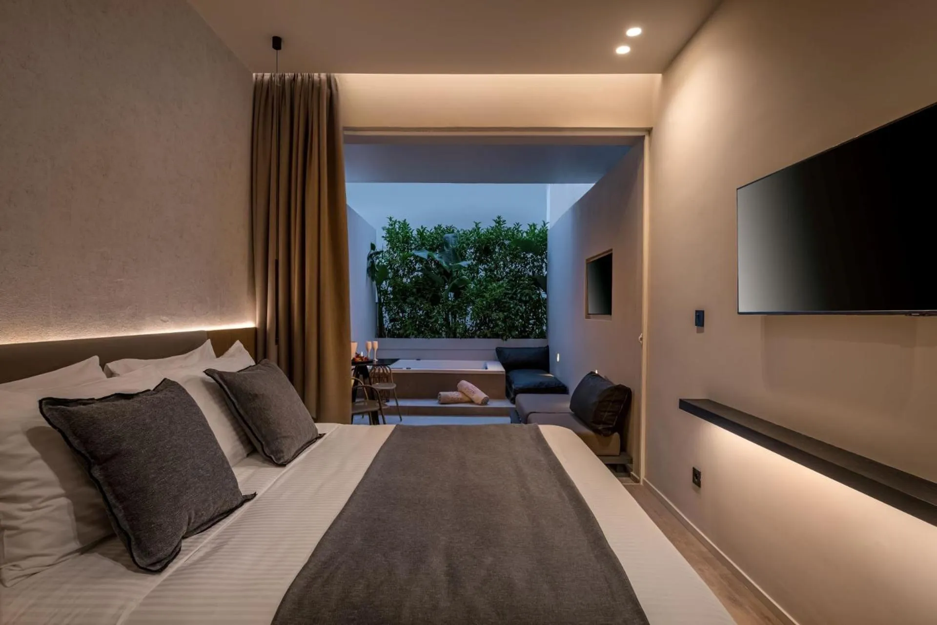 Bed in Evanik Chic Hotel