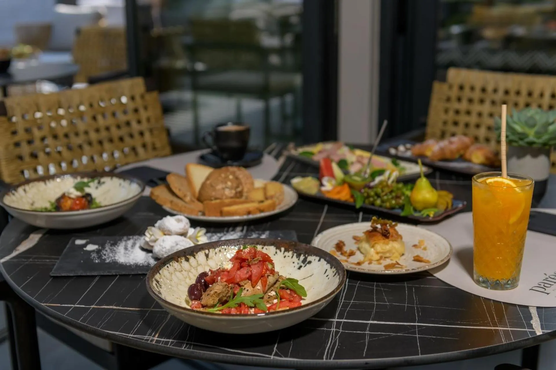 Restaurant/places to eat in Evanik Chic Hotel