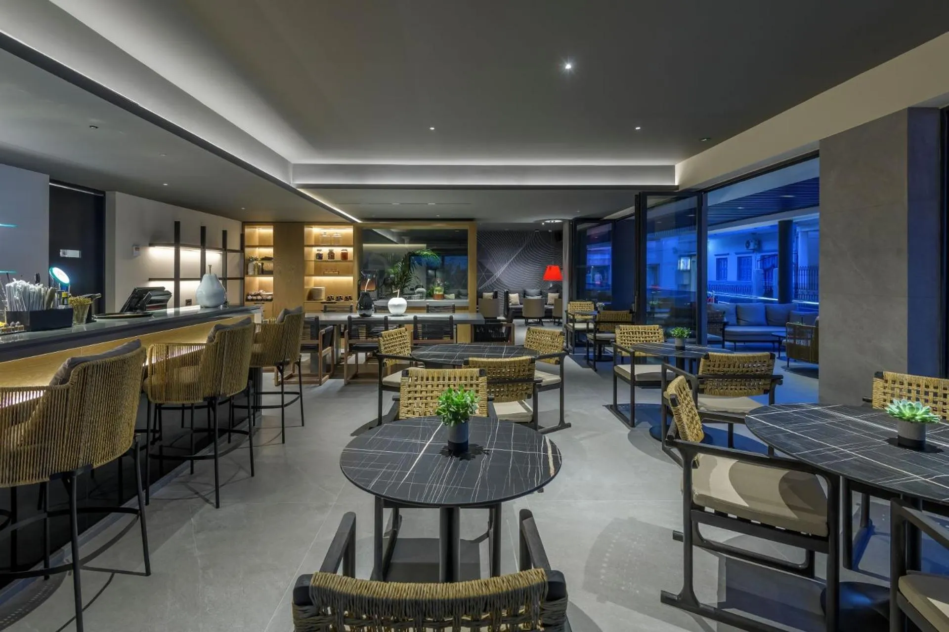 Restaurant/places to eat in Evanik Chic Hotel