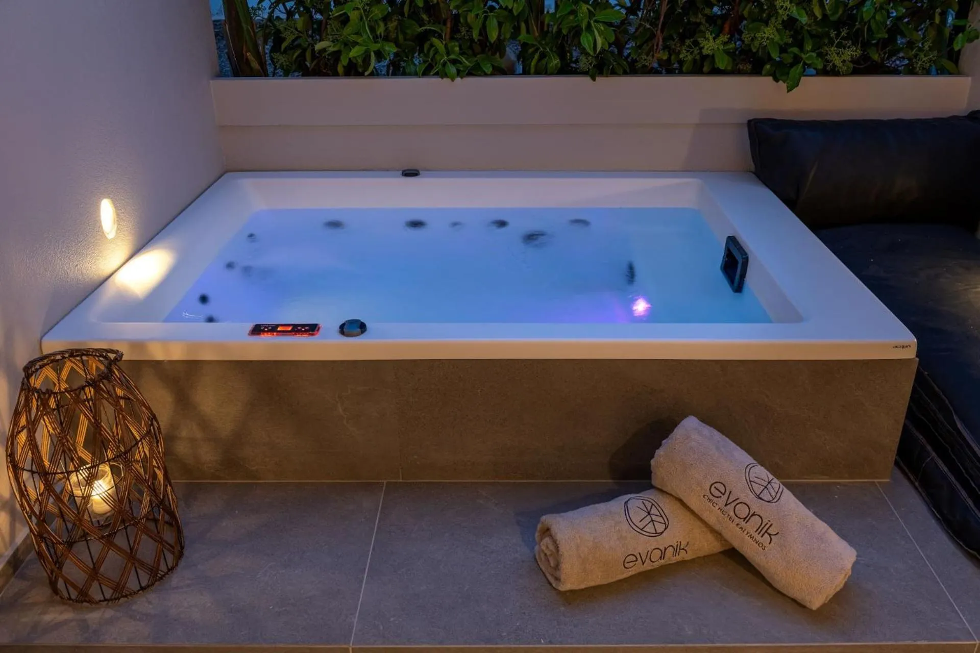 Hot Tub in Evanik Chic Hotel