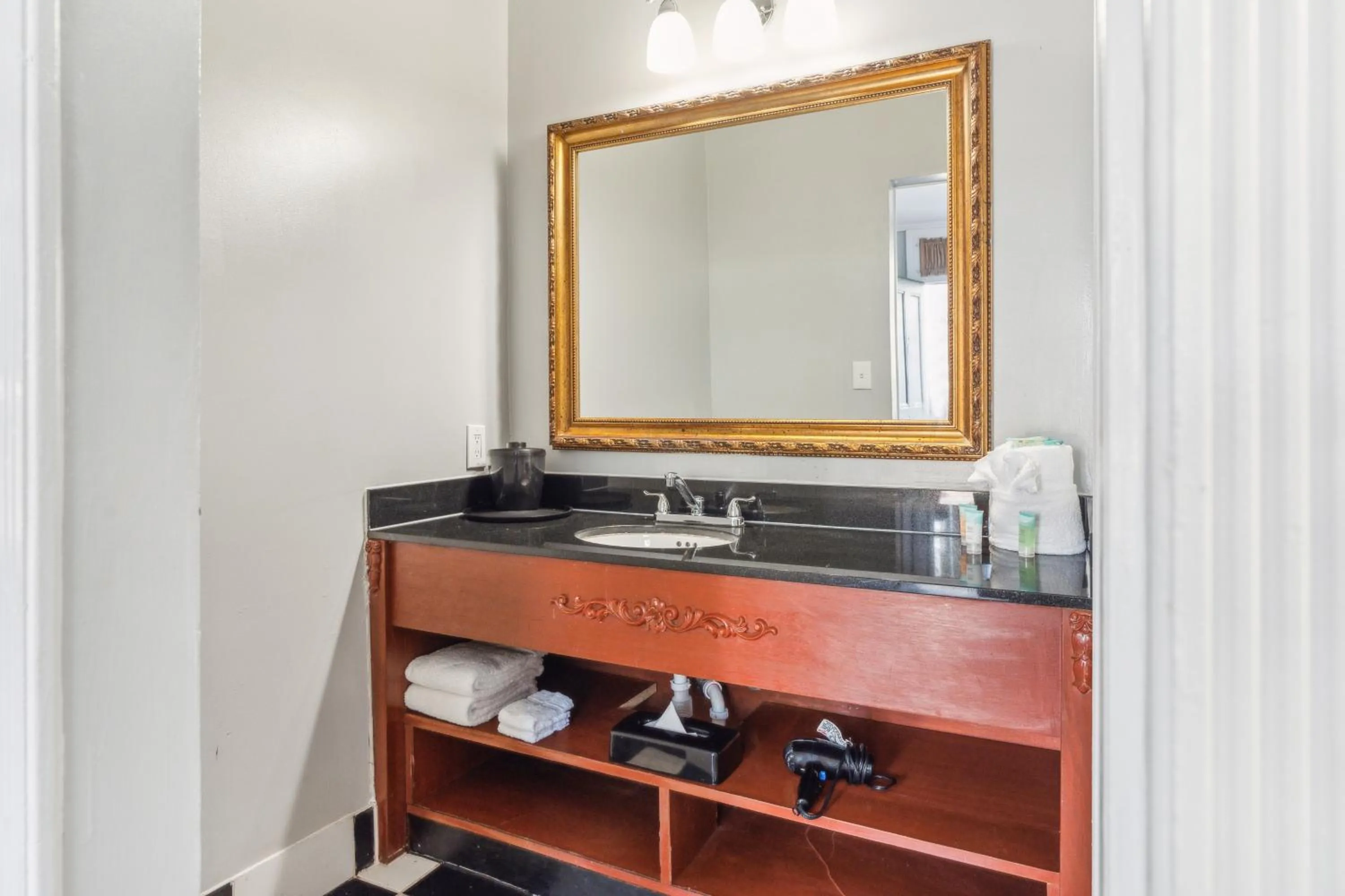 Bathroom in Maison Saint Charles