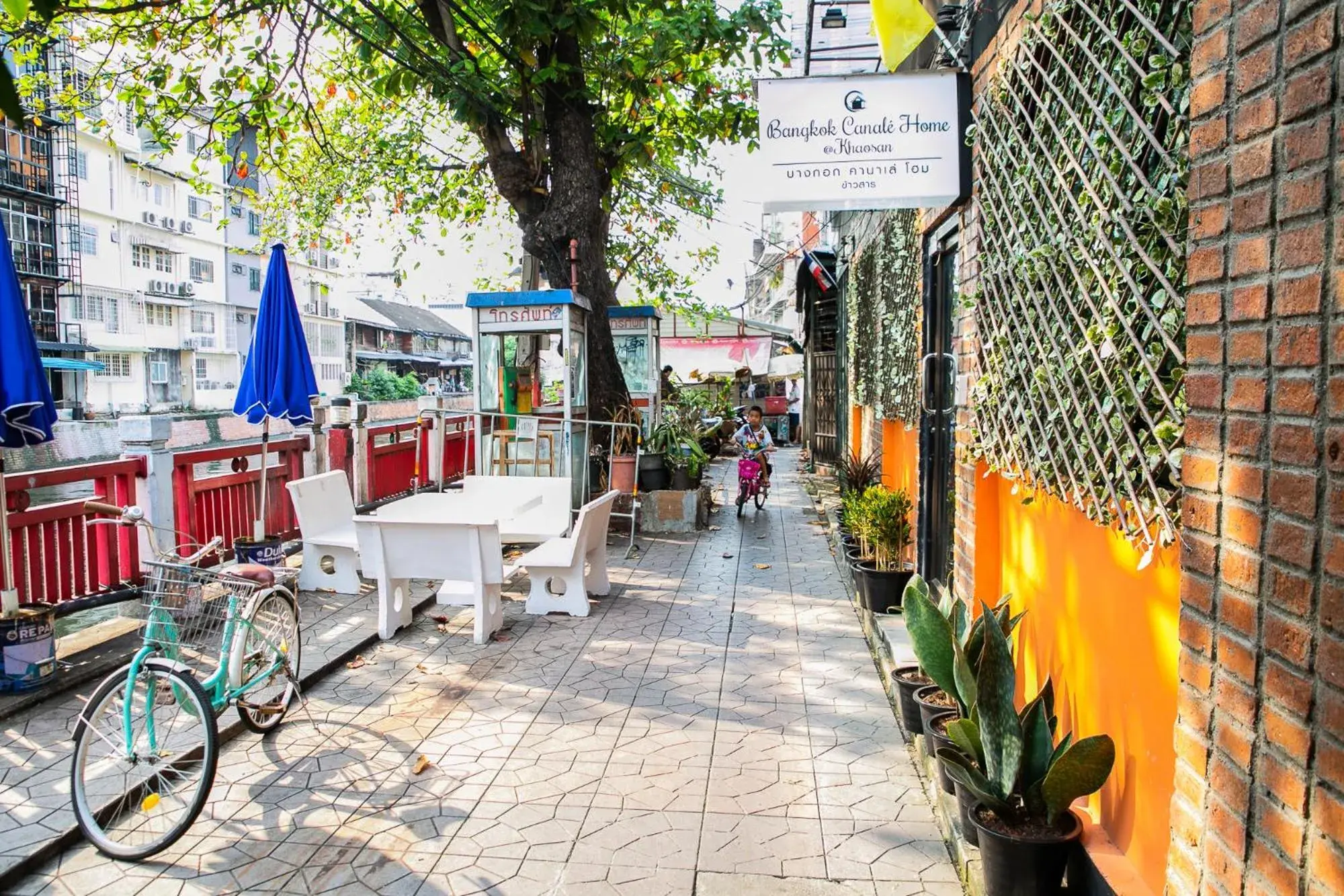 Facade/entrance in Bangkok Canale Home at Khaosarn Facade/entrance in Bangkok Canale Home at Khaosarn