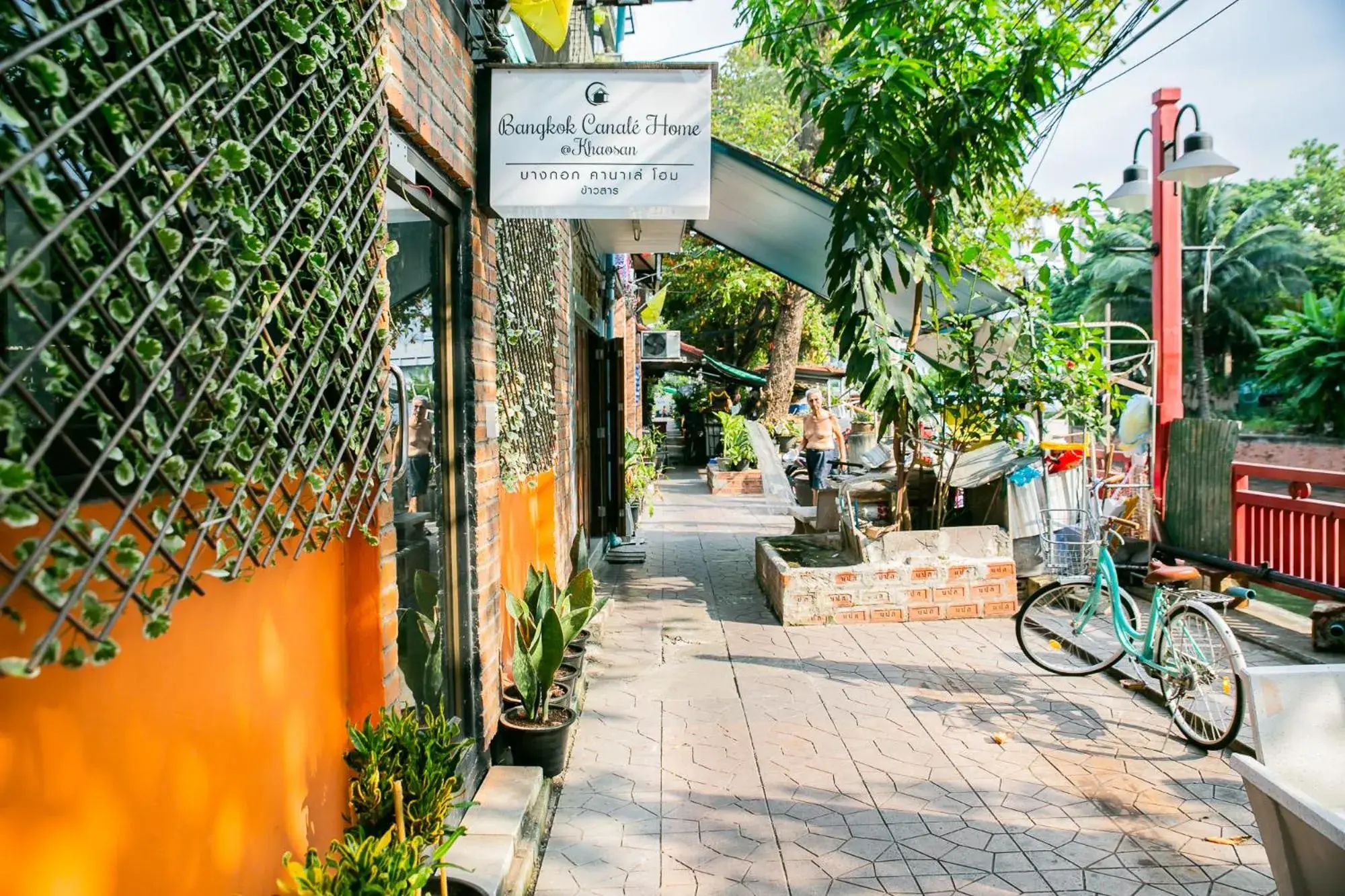 Facade/entrance in Bangkok Canale Home at Khaosarn Facade/entrance in Bangkok Canale Home at Khaosarn