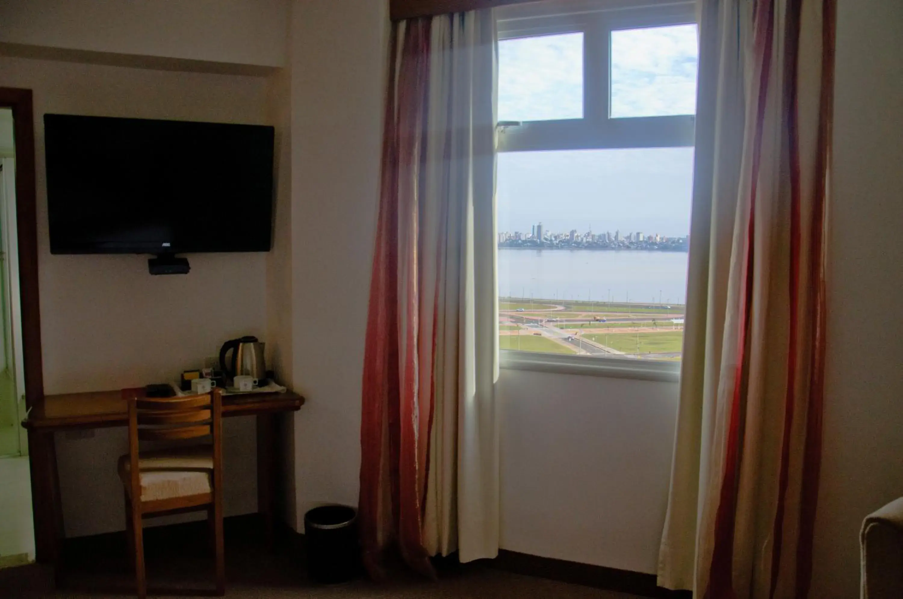 Bedroom, TV/Entertainment Center in De la Trinidad Hotel