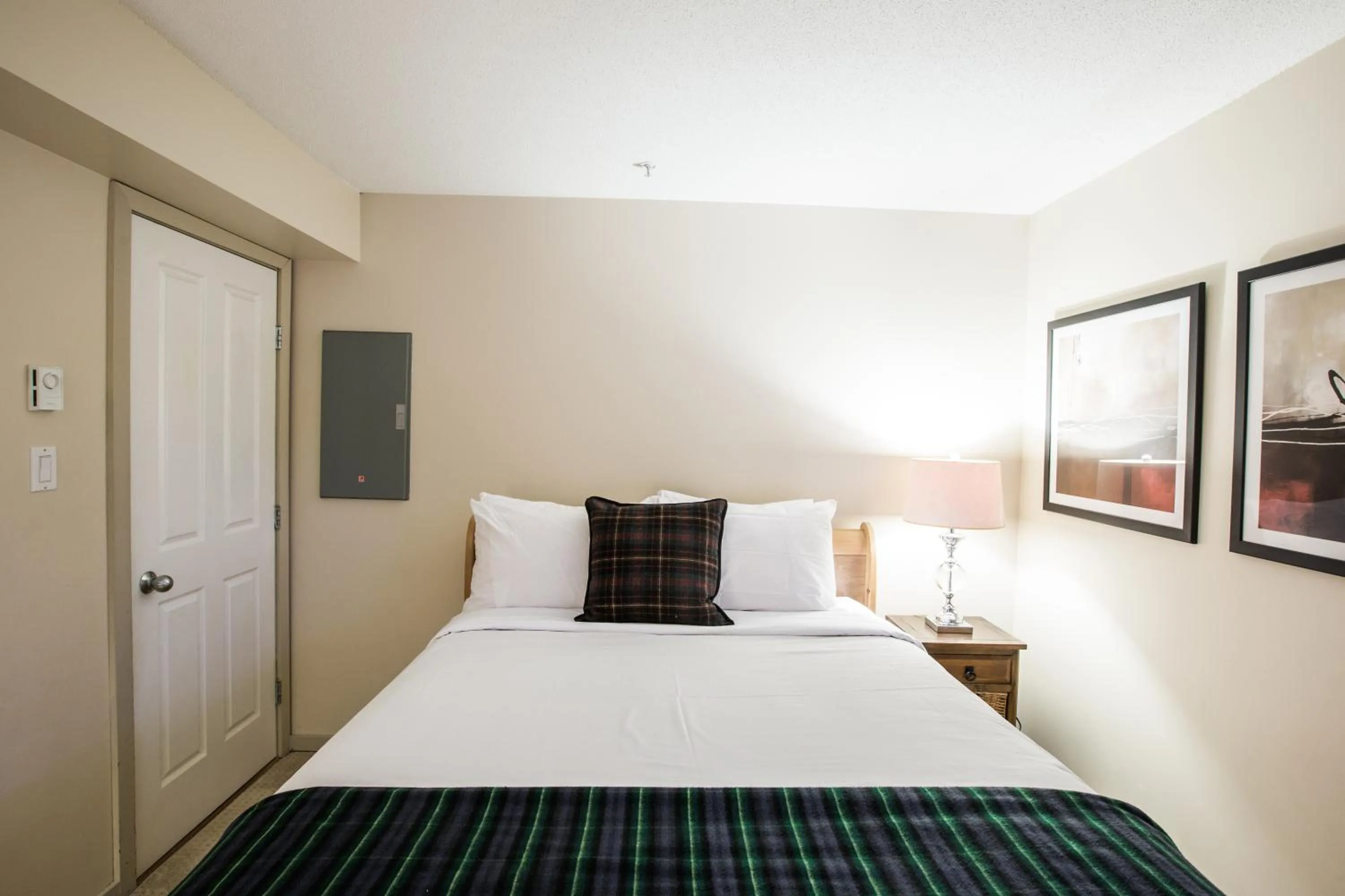 Bedroom, Bed in Whistler Blackcomb Vacation Rentals - Village North