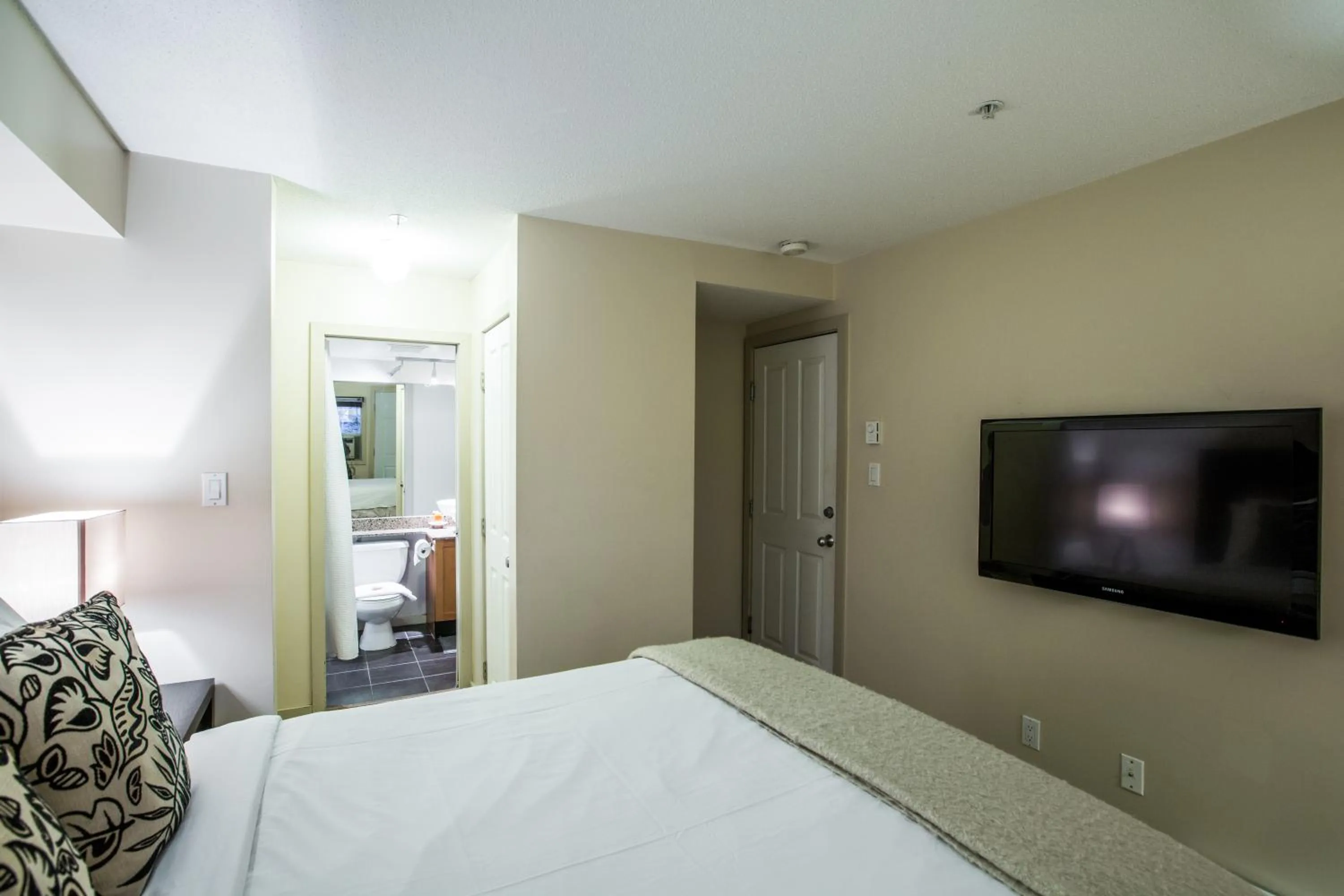 Bedroom, Bed in Whistler Blackcomb Vacation Rentals - Village North