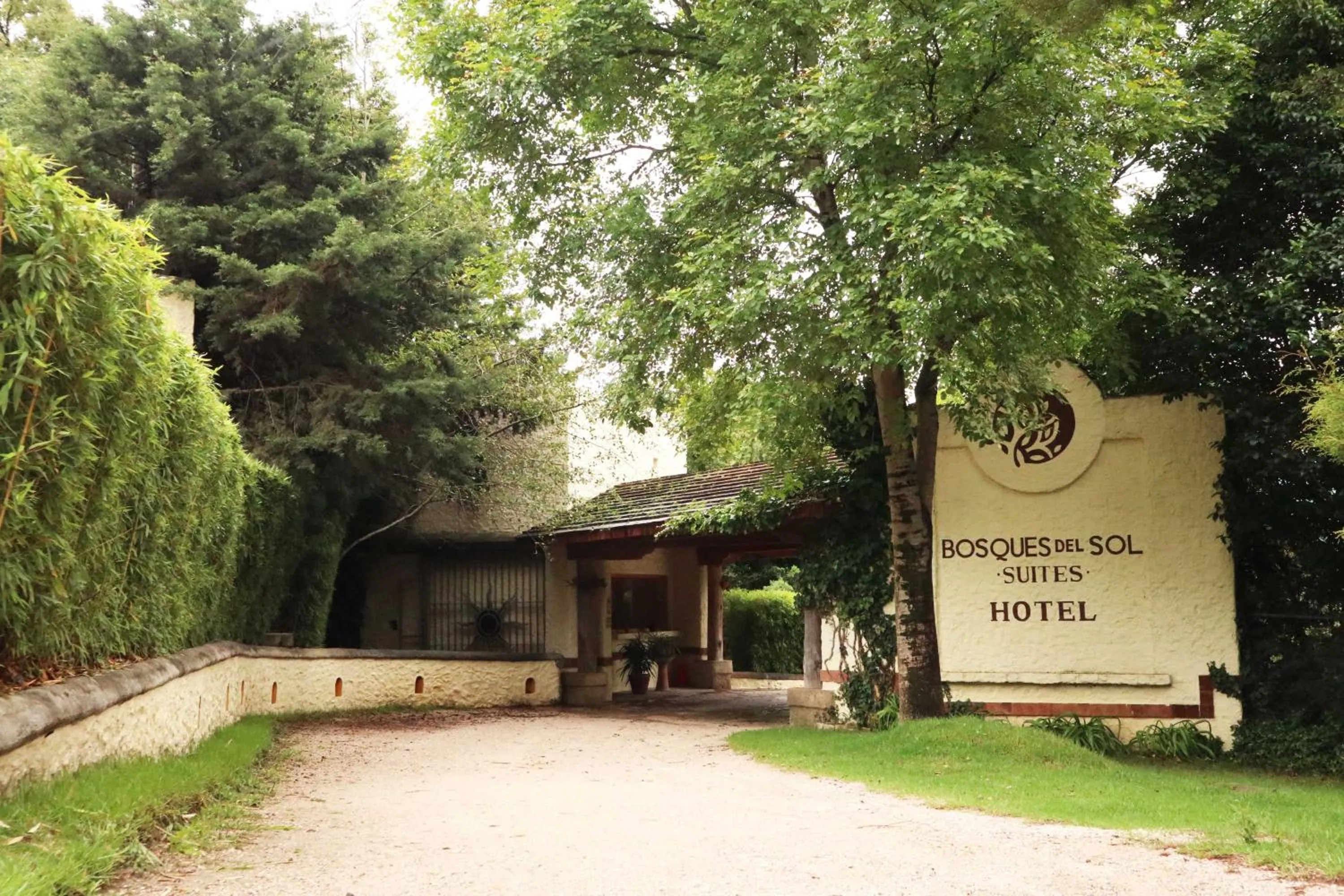 Facade/entrance in Hotel Bosques del Sol Suites